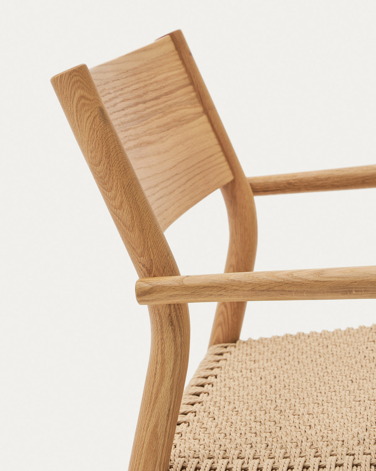 Yalia Sessel aus massivem Eichenholz mit naturfarbenem Finish und Sitzfläche aus Papierseil FSC Mix Credit in Natur präsentiert im Onlineshop von KAQTU Design AG. Outdoor-Sessel mit Armlehnen ist von Kave Home