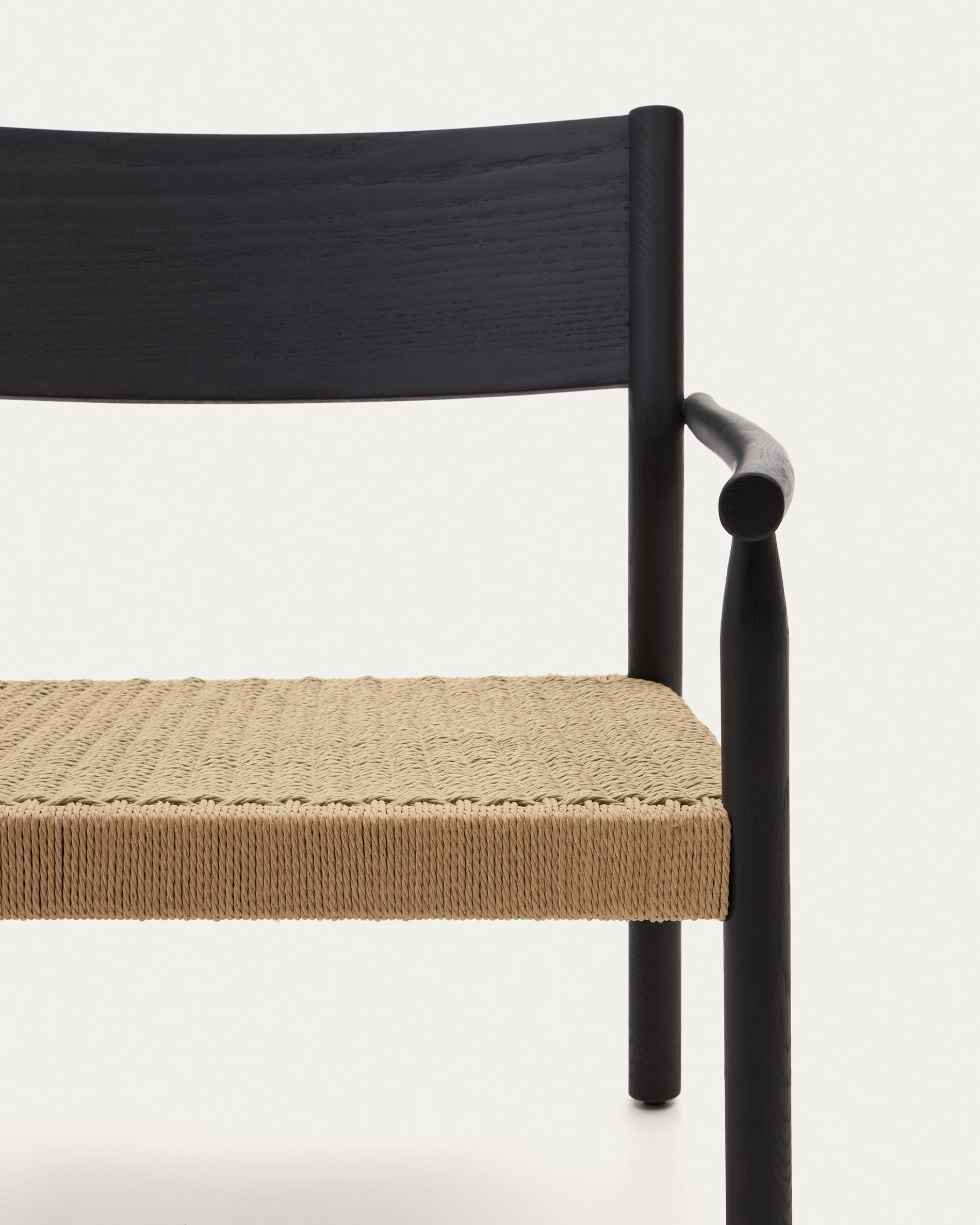 Entdecken Sie den Yalia Sessel von Kave Home: Ein stilvolles Möbelstück aus robustem Eichenholz mit Nussholz-Finish und nachhaltigem Papierseil-Sitz.