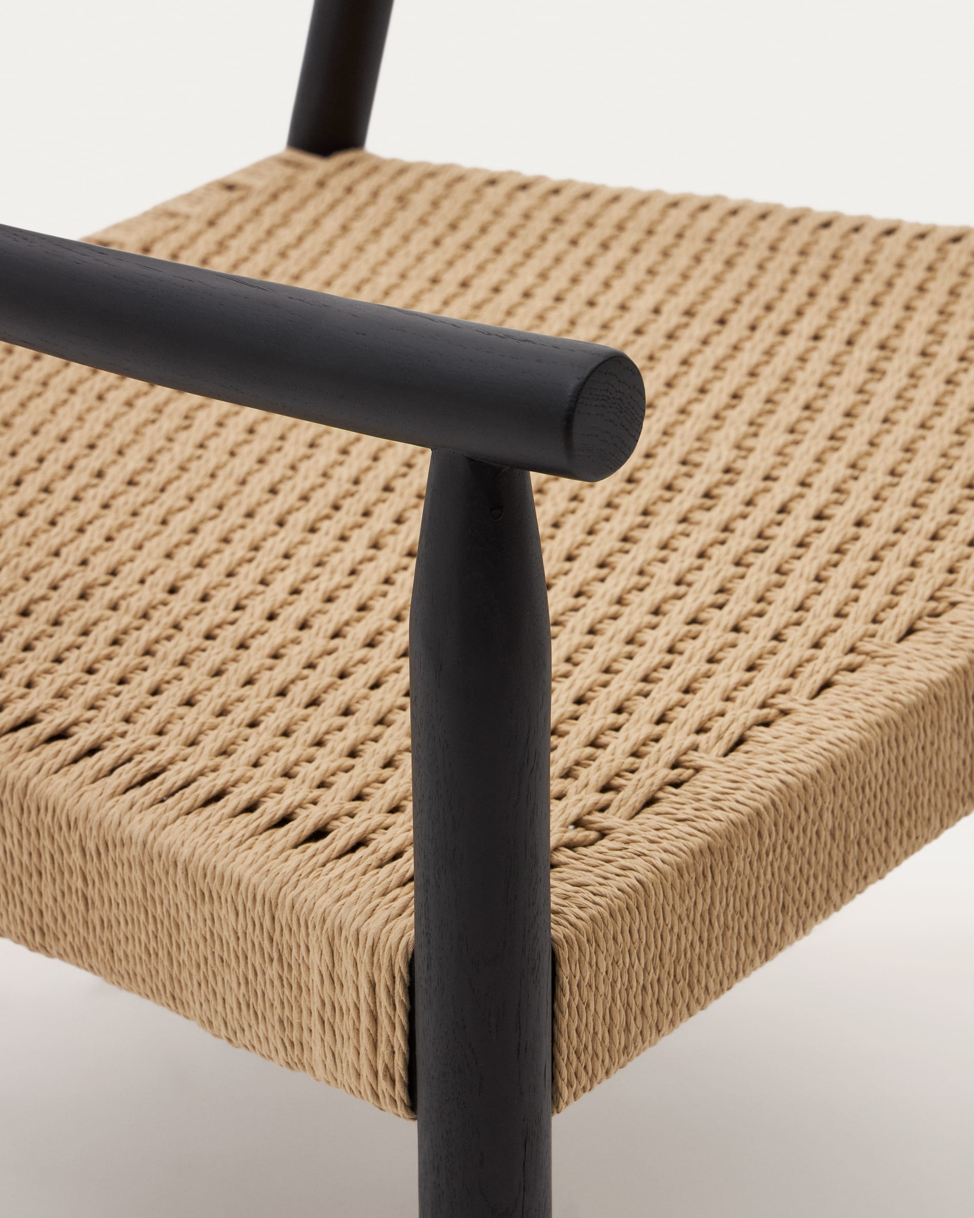 Erleben Sie den Yalia Sessel von Kave Home: Ein elegantes Design aus massivem Eichenholz mit edlem Nussholz-Finish und umweltfreundlichem Papierseil.