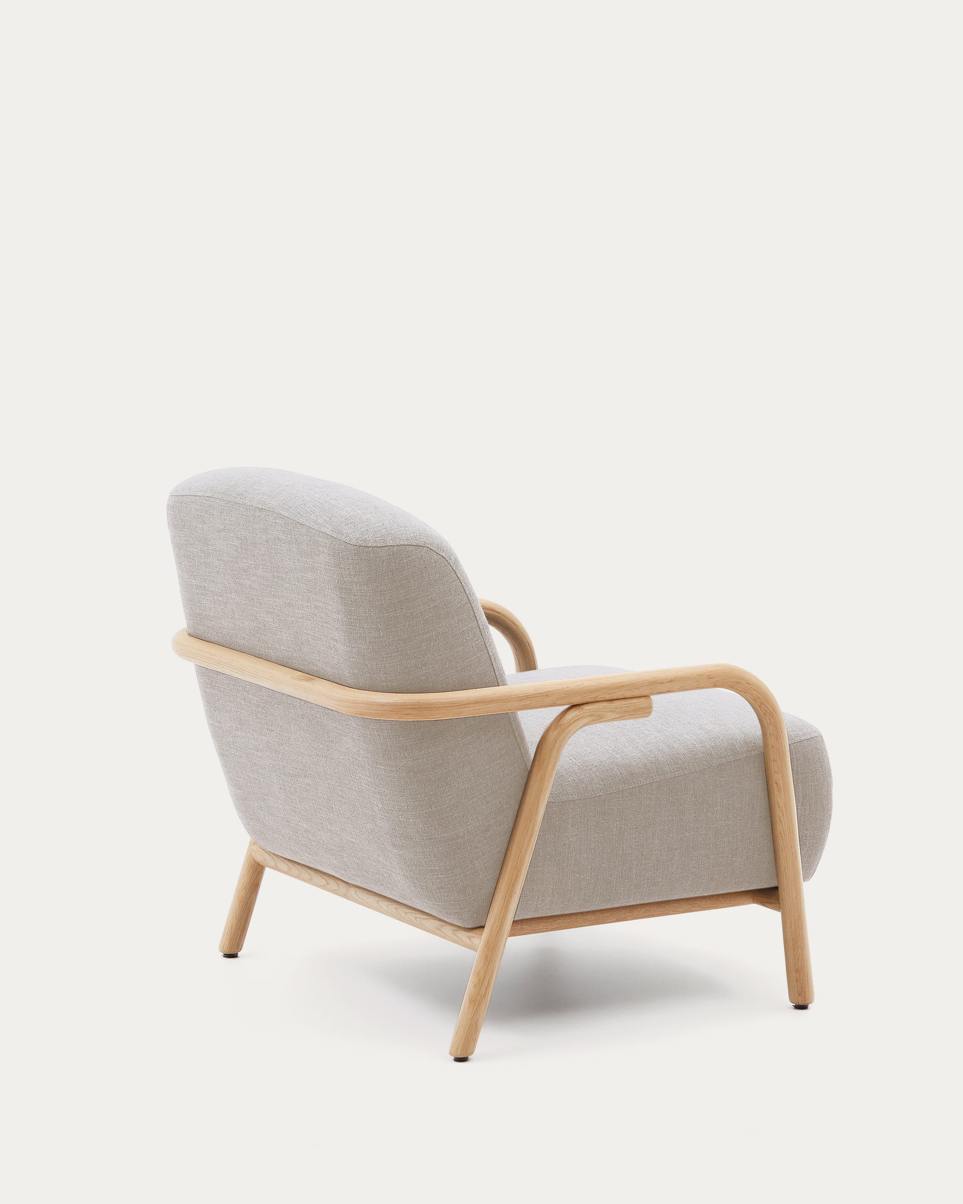 Moderner Sessel Sylo in Beige aus 100% FSC-zertifiziertem Eschenholz, vereint zeitloses Design mit umweltfreundlicher Herstellung.