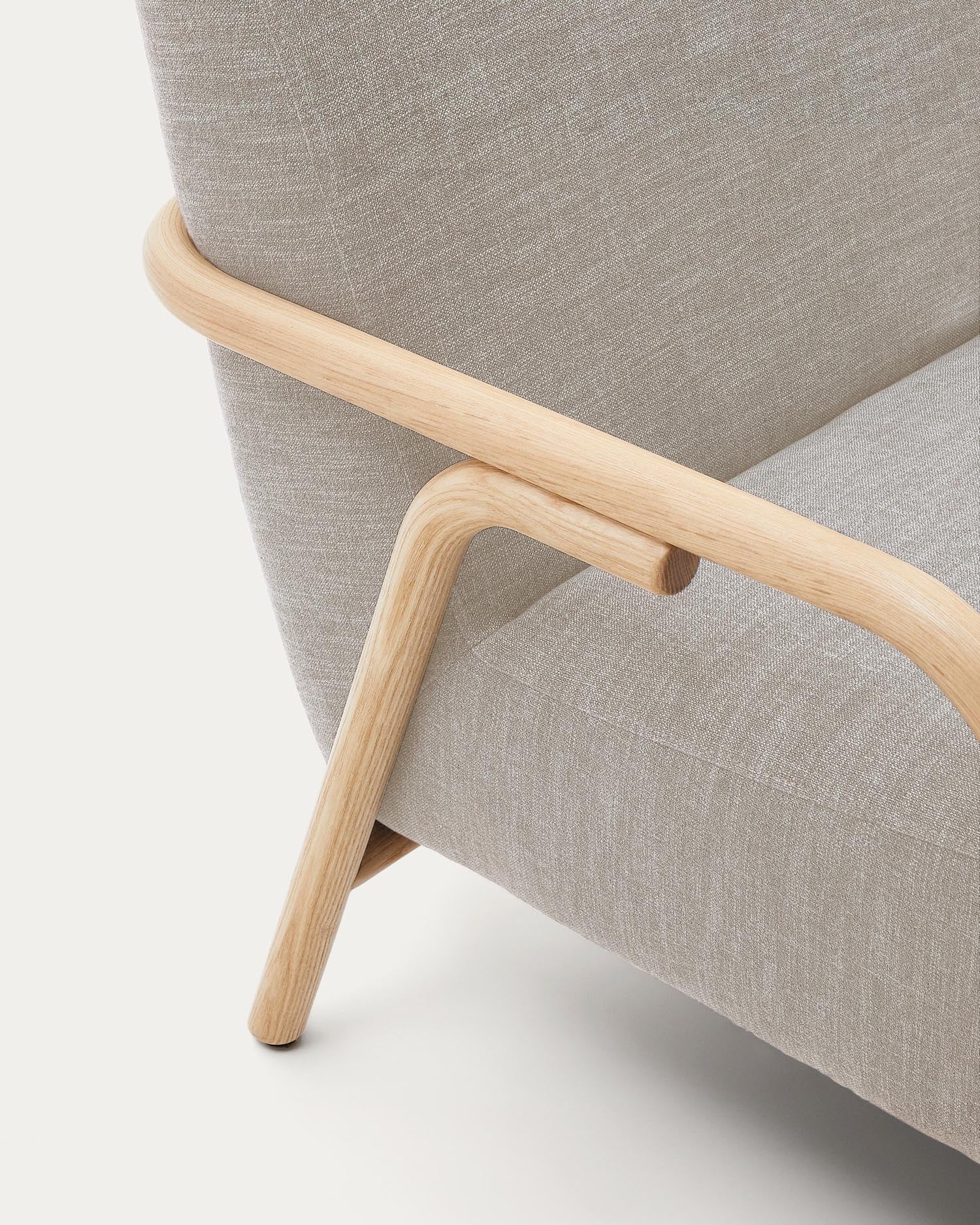 Eleganter Sessel Sylo in Beige, gefertigt aus FSC-zertifiziertem Eschenholz, verbindet Nachhaltigkeit mit modernem Stil.