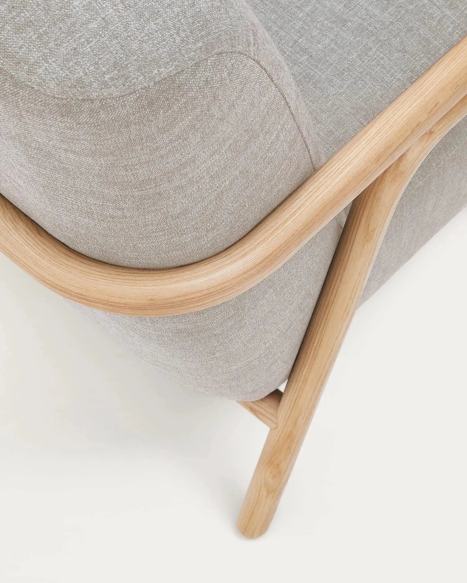 Sessel Sylo in Beige, gefertigt aus 100% FSC-zertifiziertem Eschenholz, bietet stilvolle Nachhaltigkeit für Ihr Zuhause.