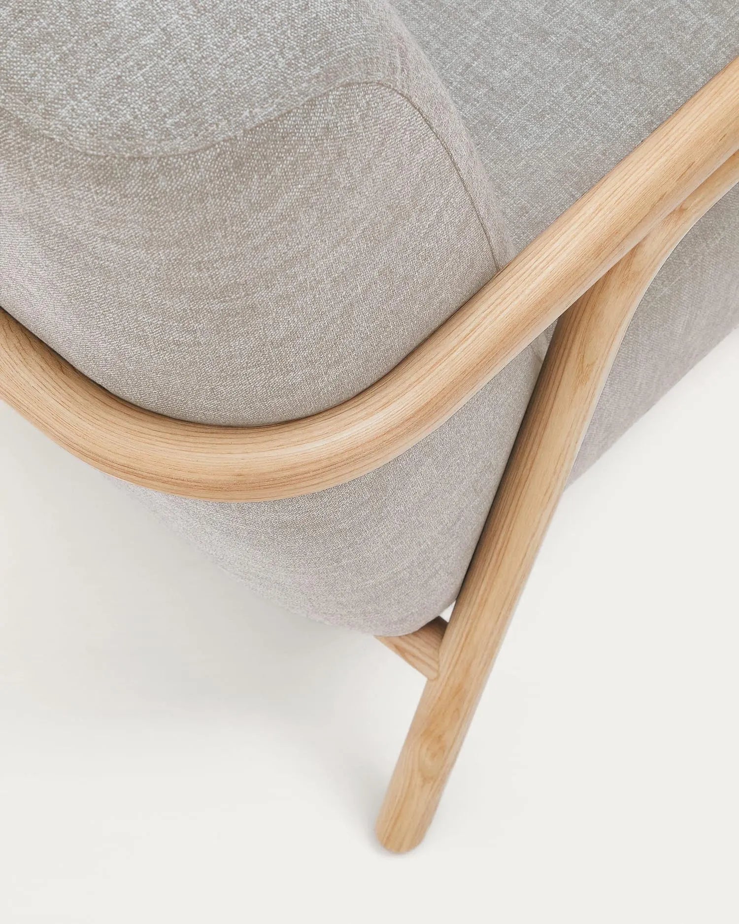 Moderner Sessel Sylo in Beige aus 100% FSC-zertifiziertem Eschenholz, vereint zeitloses Design mit umweltfreundlicher Herstellung.