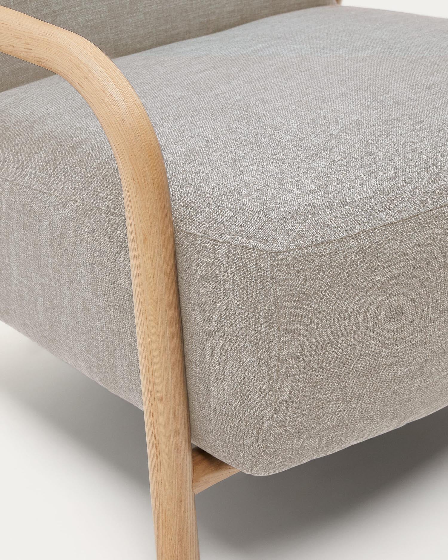 Eleganter Sessel Sylo in Beige, gefertigt aus FSC-zertifiziertem Eschenholz, verbindet Nachhaltigkeit mit modernem Stil.