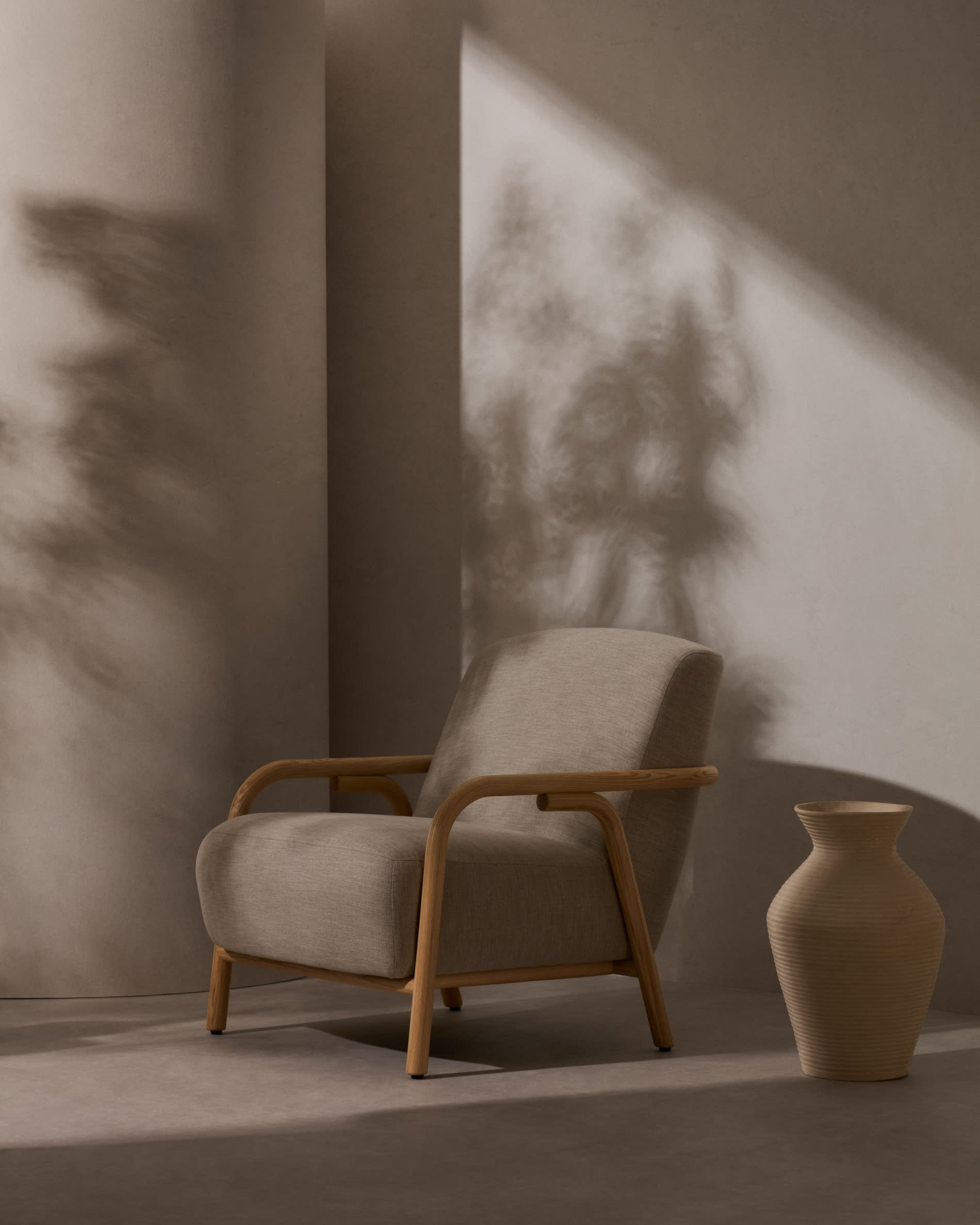 Moderner Sessel Sylo in Beige aus 100% FSC-zertifiziertem Eschenholz, vereint zeitloses Design mit umweltfreundlicher Herstellung.