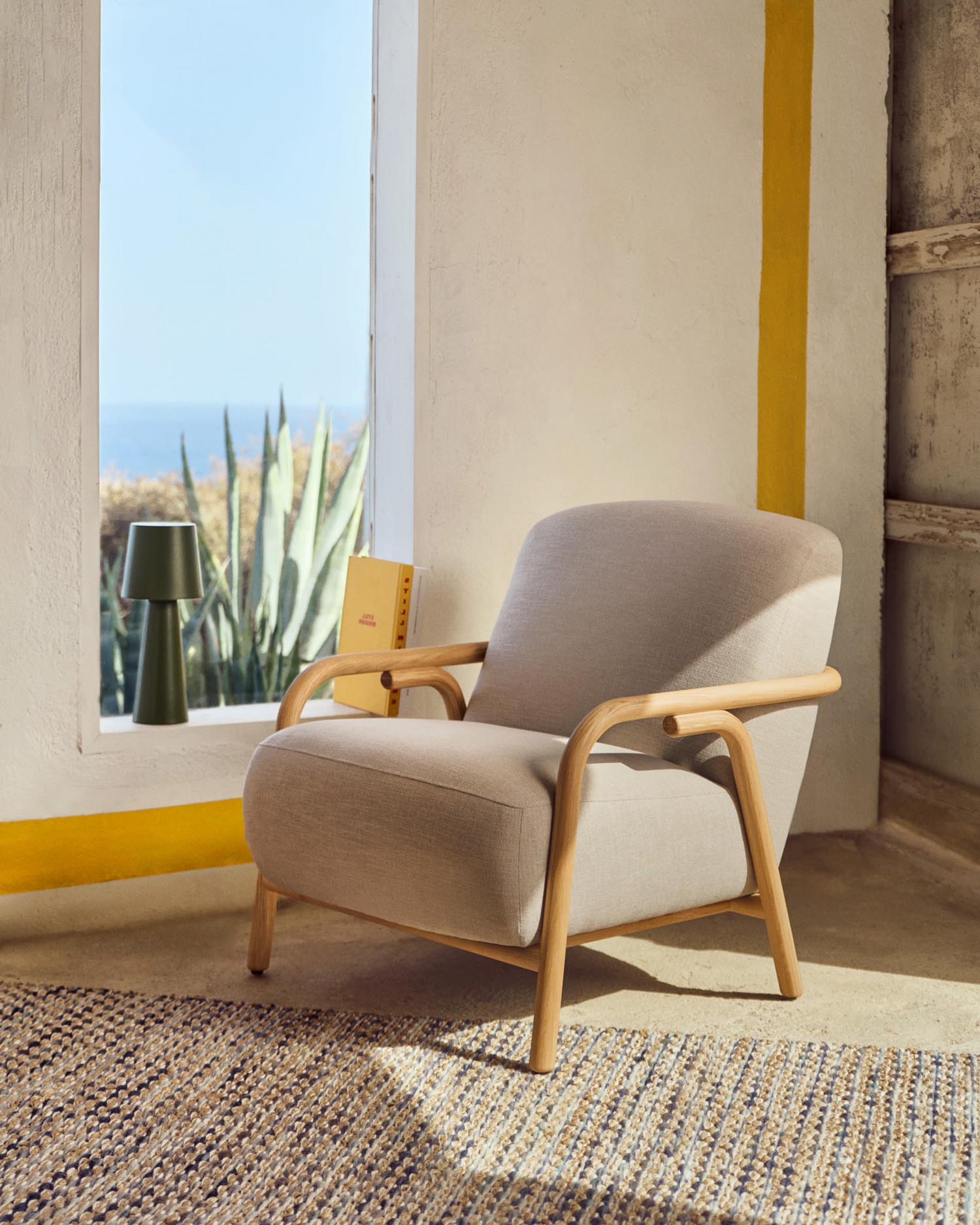 Sessel Sylo beige aus FSC-zertifiziertem Eschenholz, modernes Design, nachhaltig und stilvoll für Ihr Zuhause.