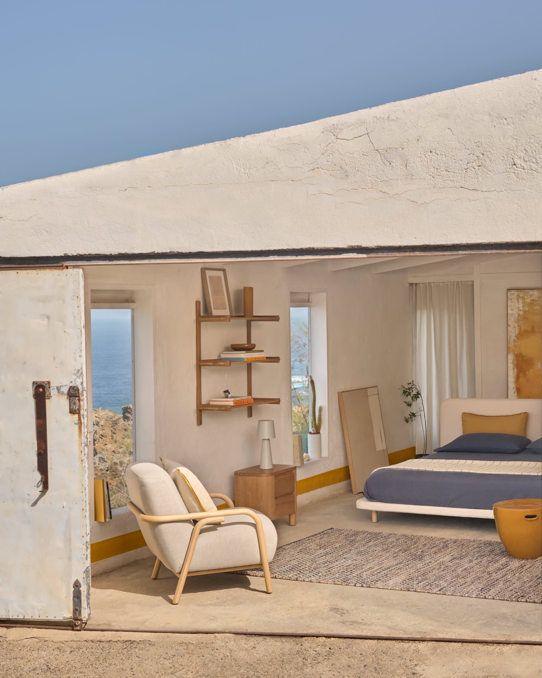 Moderner Sessel Sylo in Beige aus massivem, FSC-zertifiziertem Eschenholz, bietet stilvolles Design und umweltfreundliche Materialien.