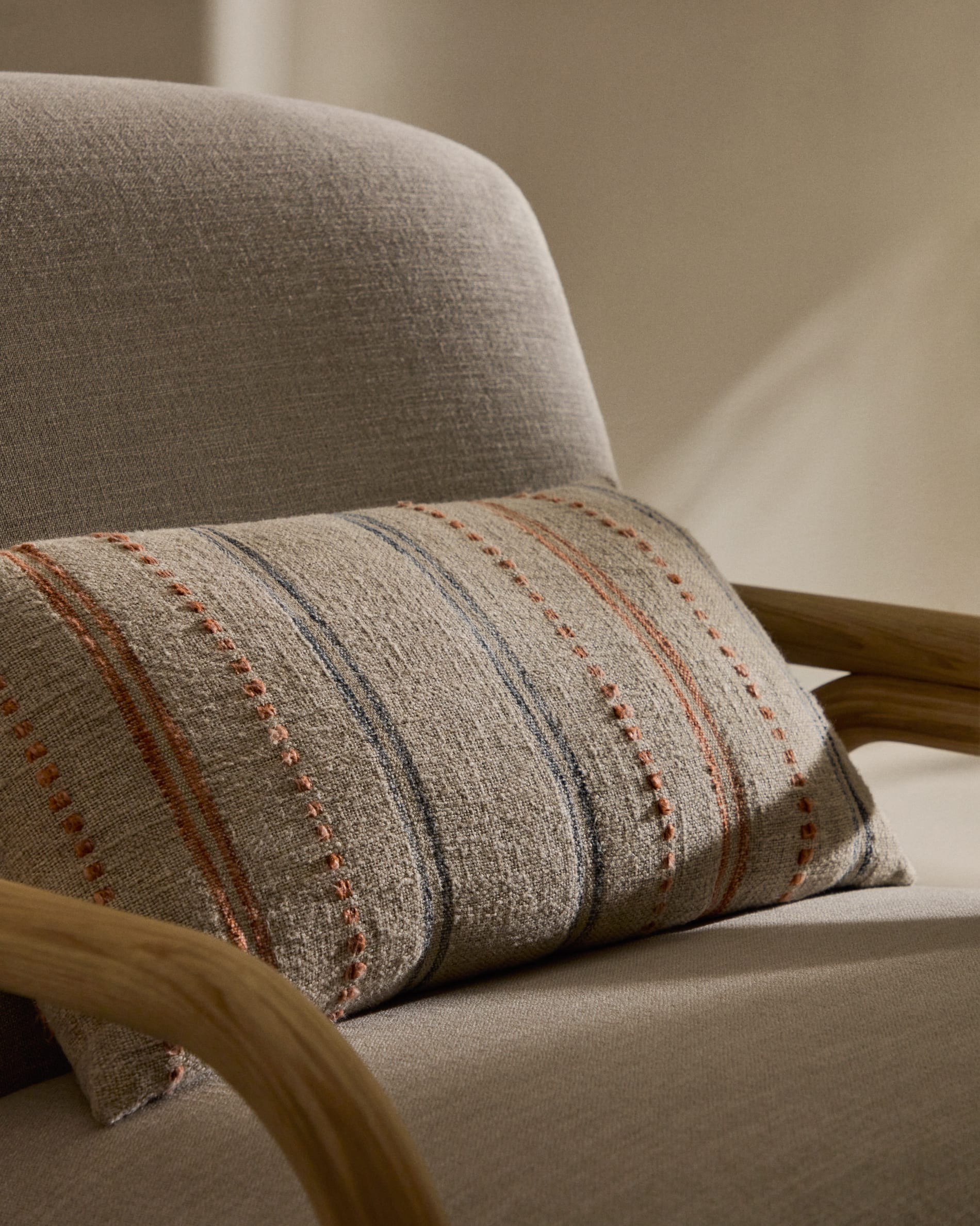 Moderner Sessel Sylo in Beige aus 100% FSC-zertifiziertem Eschenholz, vereint stilvolles Design mit umweltfreundlicher Herstellung.