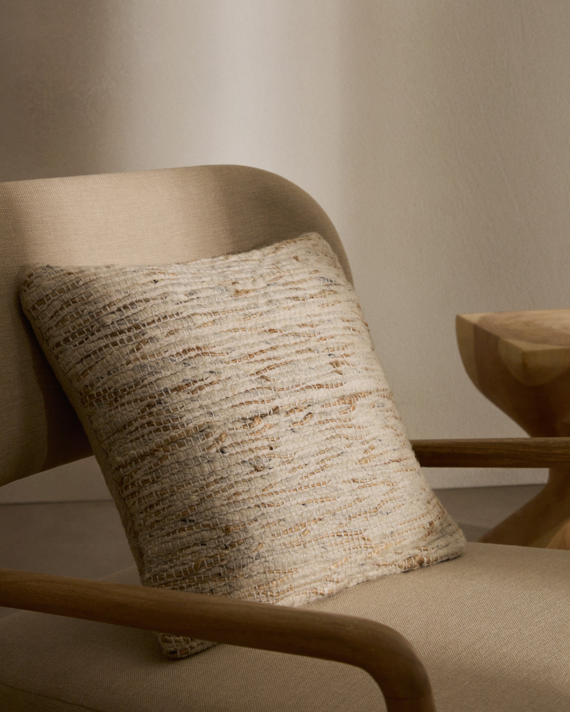 Eleganter Sessel Sylo in Beige, gefertigt aus FSC-zertifiziertem Eschenholz, verbindet Nachhaltigkeit mit modernem Stil.