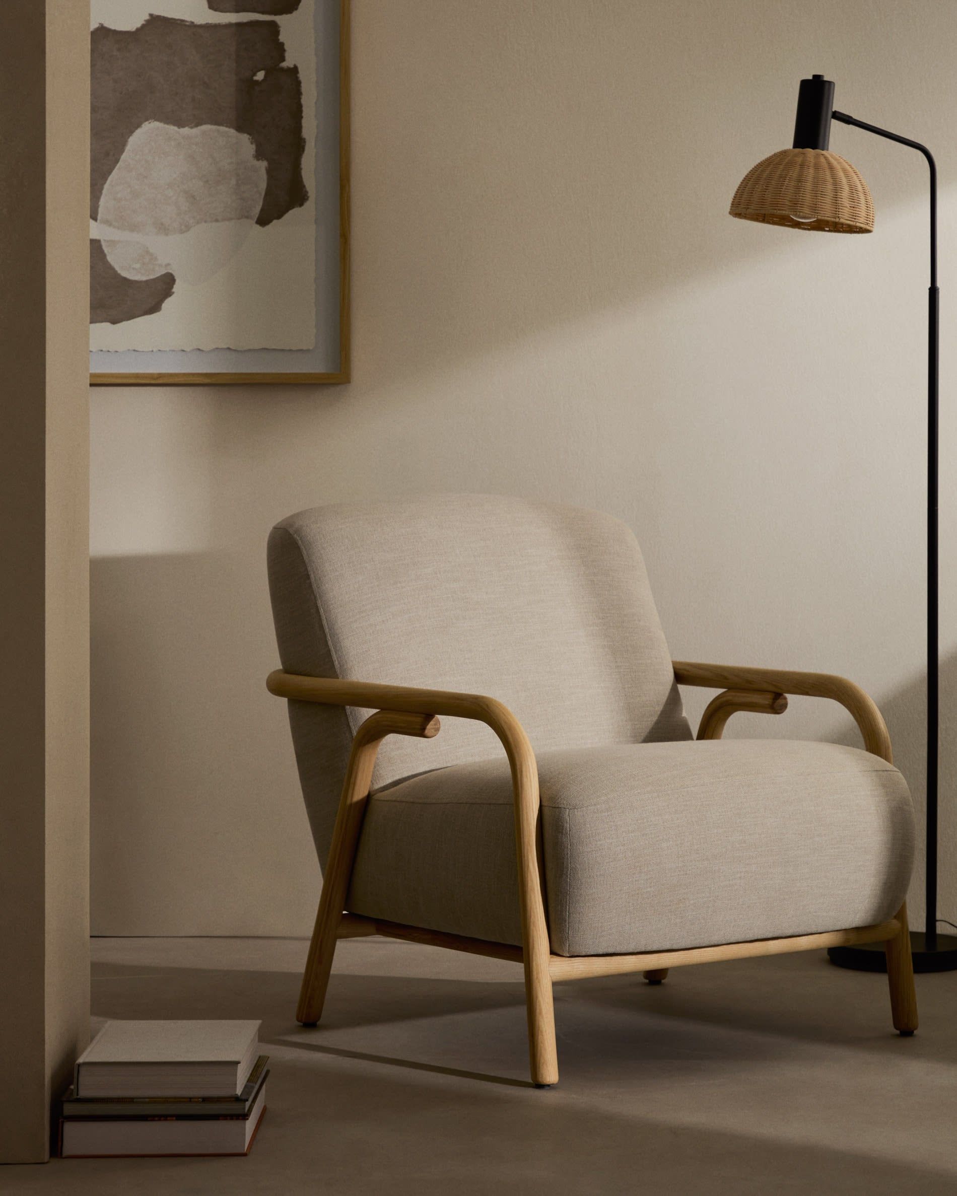 Moderner Sessel Sylo in Beige aus 100% FSC-zertifiziertem Eschenholz, vereint zeitloses Design mit umweltfreundlicher Herstellung.