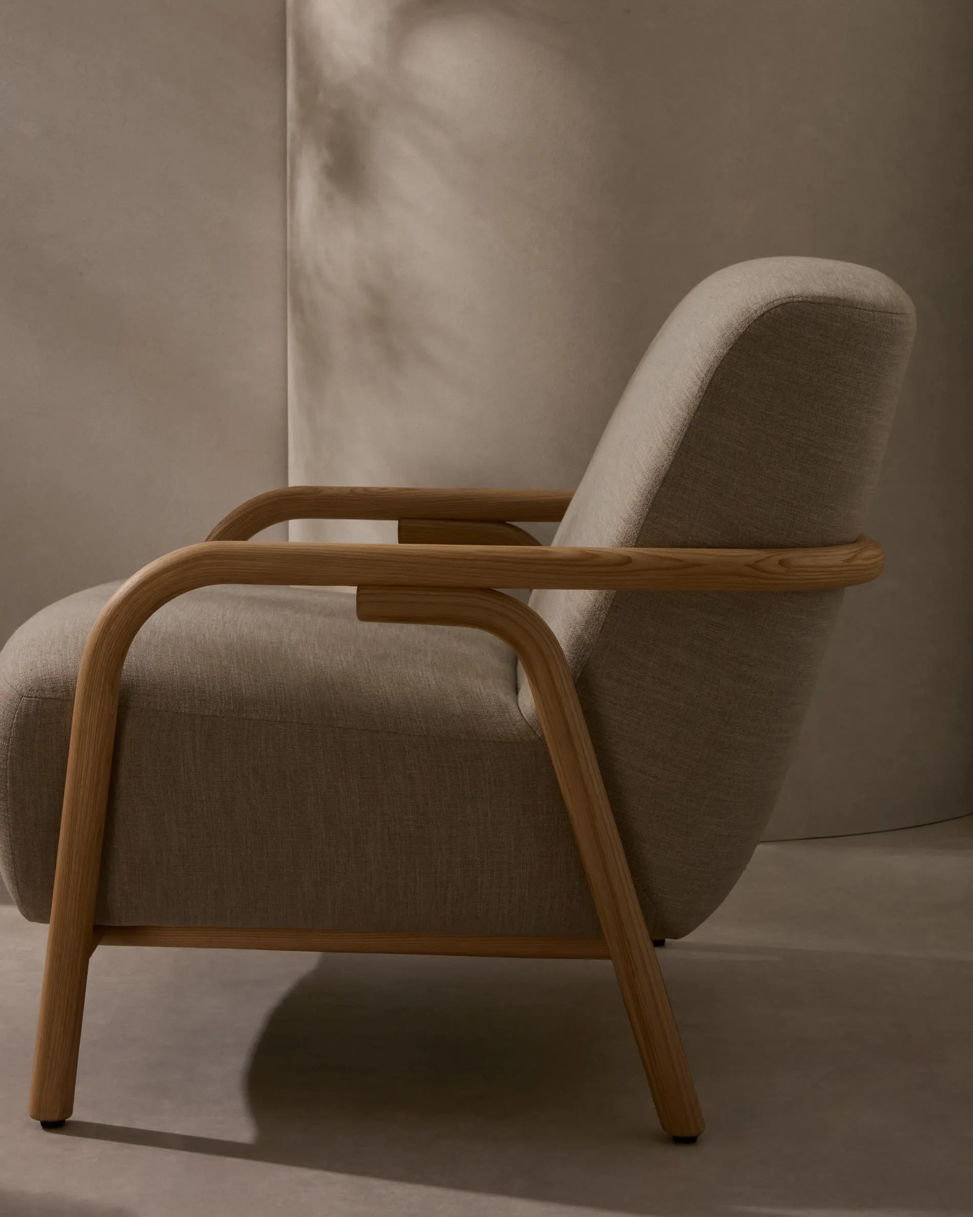 Moderner Sessel Sylo in Beige aus 100% FSC-zertifiziertem Eschenholz, vereint zeitloses Design mit umweltfreundlicher Herstellung.