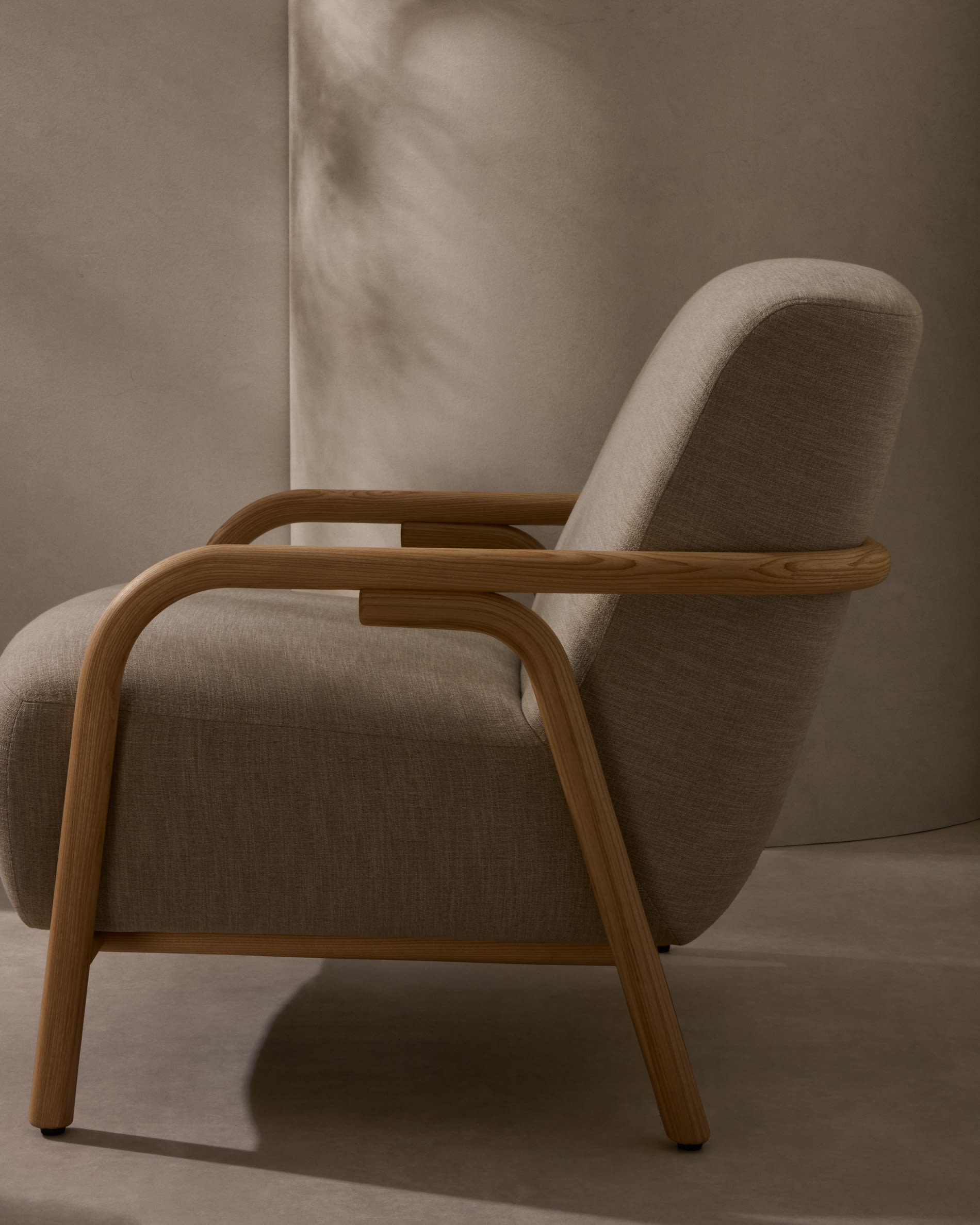 Der Sessel Sylo in Beige kombiniert elegantes Design mit nachhaltigem Eschenholz und komfortabler Polsterung für stilvolles Wohnen.
