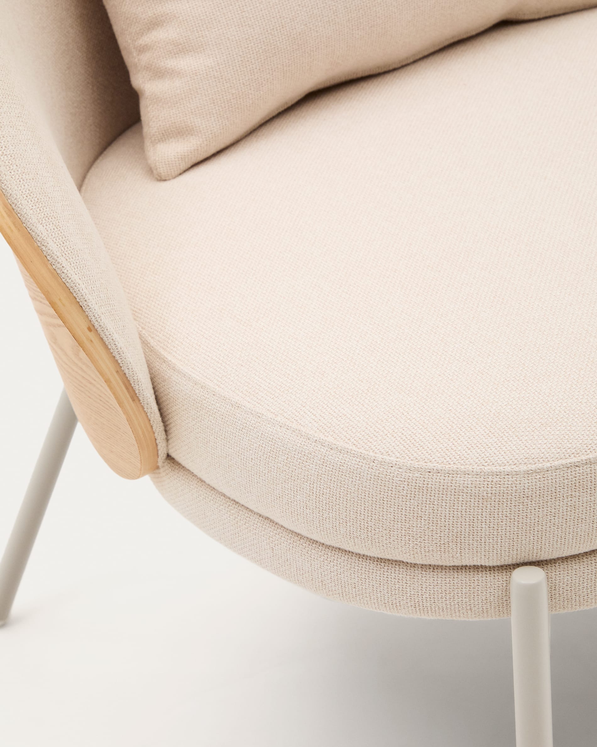 Sessel Eamy: Eleganter Chenillebezug, robustes Eschenfurnier und moderne Metallbeine. Perfekt für gemütliche und stilvolle Wohnambiente.