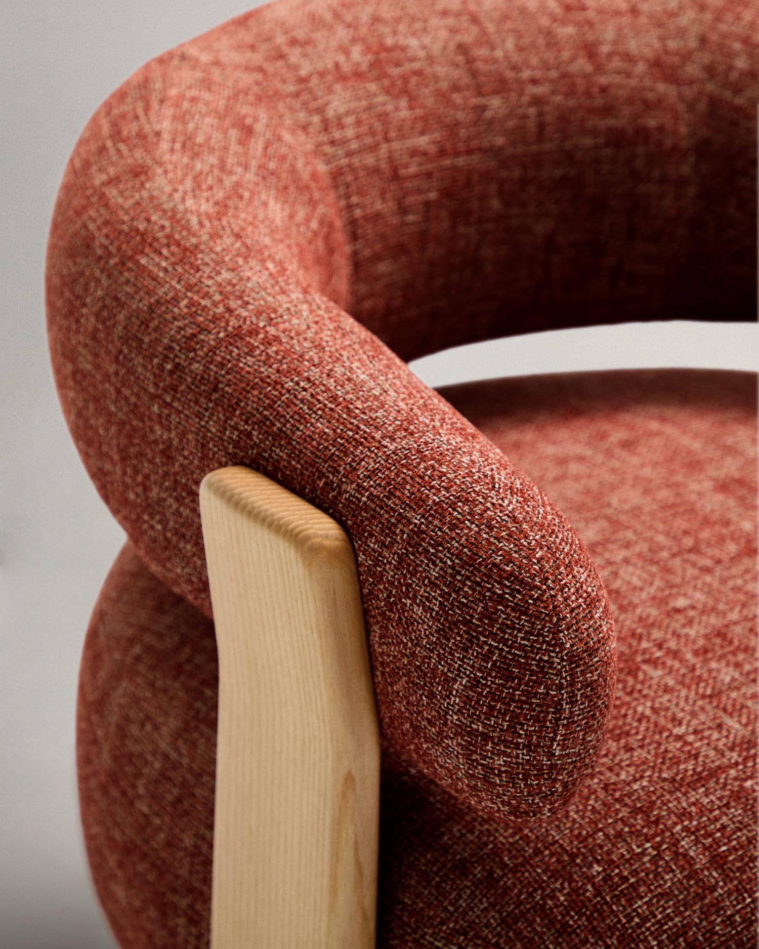 Eleganter Sessel in warmem Terrakotta-Chenille, gefertigt aus robustem Eschenholz. Perfekt für ein gemütliches und stilvolles Zuhause.