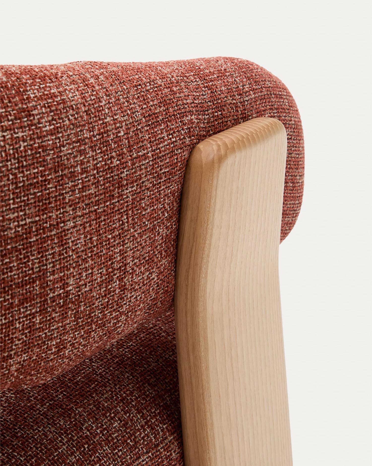 Eleganter Sessel in warmem Terrakotta-Chenille, ausgestattet mit robusten Eschenholzbeinen. Perfekt für stilvolle Wohnräume.
