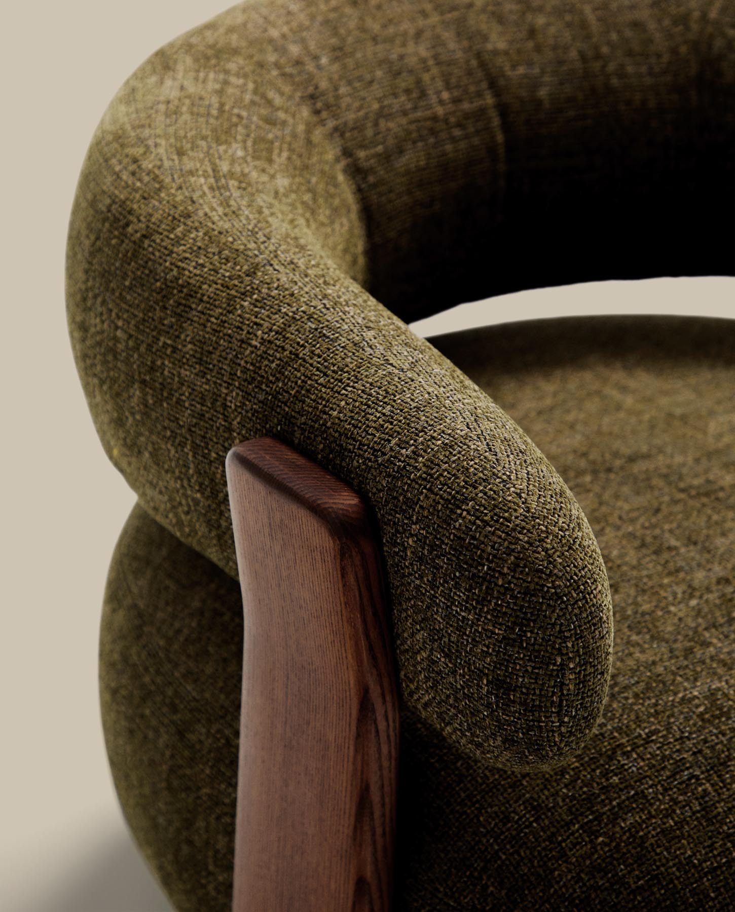 Sessel Granite, schwer entflammbar, aus grüner Chenille und massivem Eschenholz mit nussbaumfarbenem Finish, FSC 100 % in Grün präsentiert im Onlineshop von KAQTU Design AG. Sessel ist von Kave Home