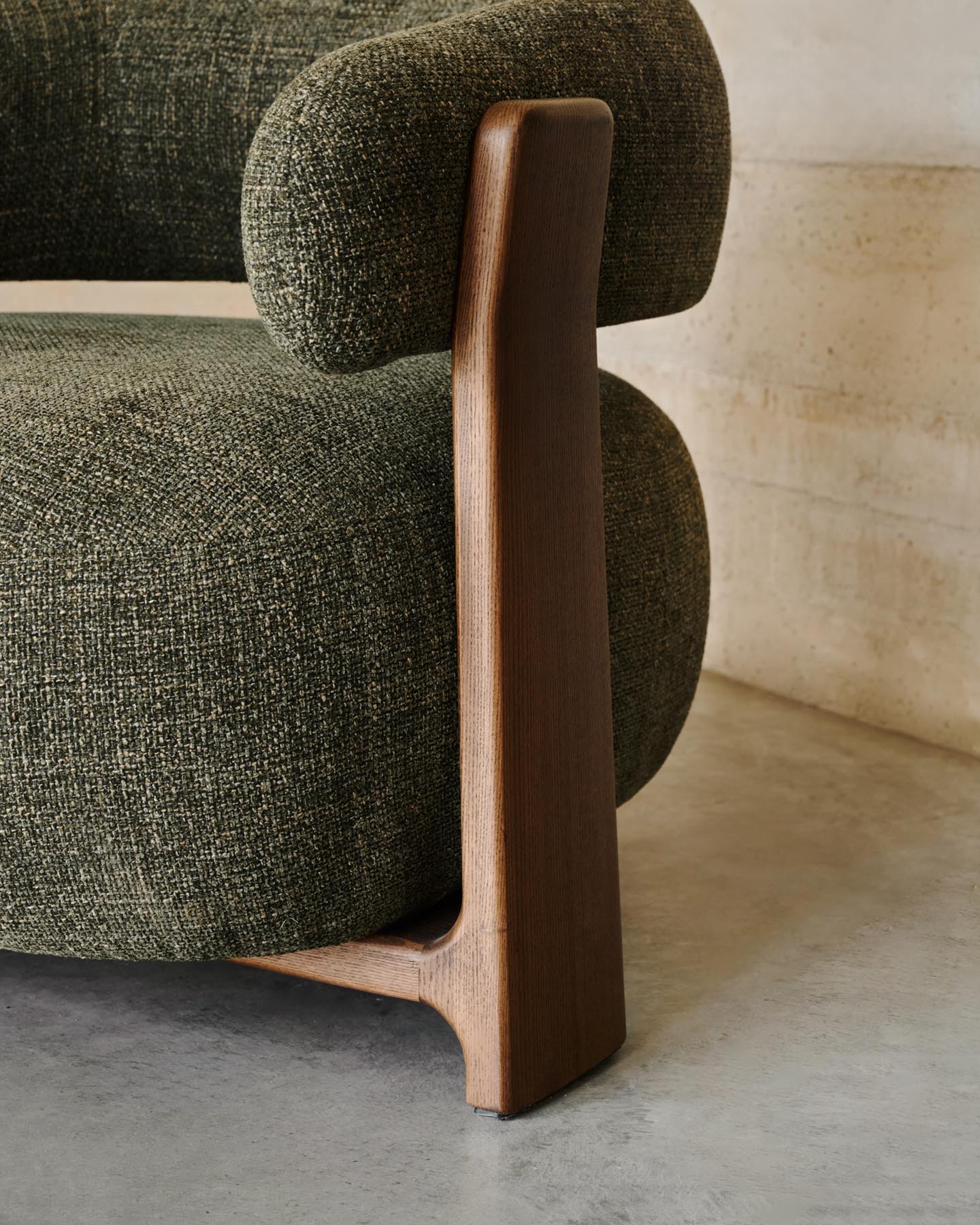 Sessel Granite, schwer entflammbar, aus grüner Chenille und massivem Eschenholz mit nussbaumfarbenem Finish, FSC 100 % in Grün präsentiert im Onlineshop von KAQTU Design AG. Sessel ist von Kave Home