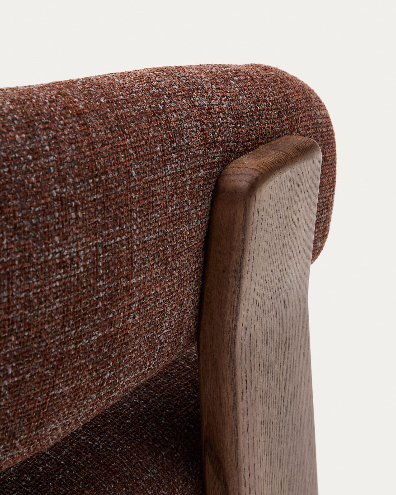 Entdecken Sie den Sessel Granite: Brauner Chenille-Stoff, stilvolle Eschenholzbeine mit Walnuss-Finish – ein elegantes Highlight für Ihr Zuhause.