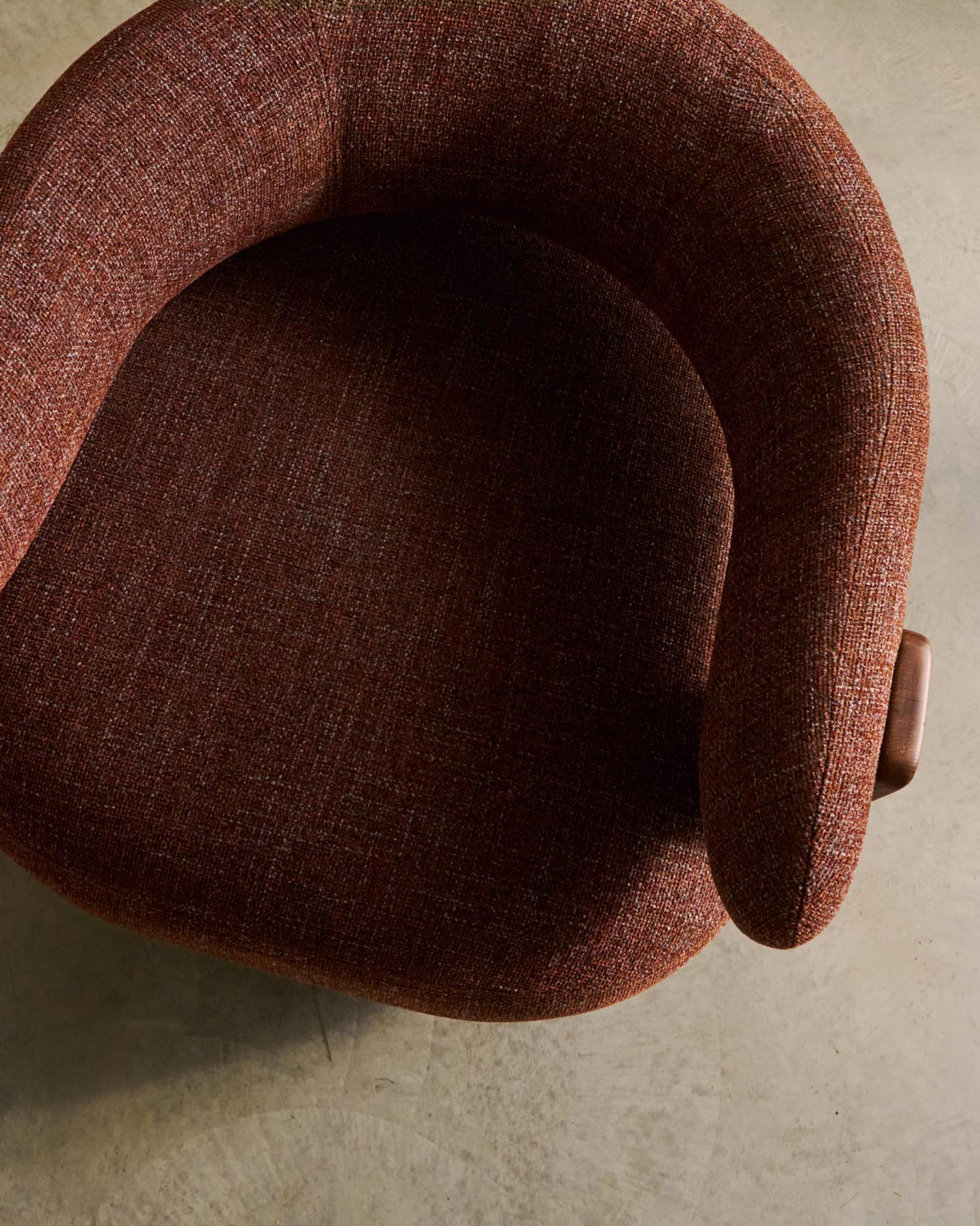 Sessel Granite: braune Chenille, FSC-zertifizierte Eschenholzbeine mit Walnuss-Finish, stilvoll, bequem und nachhaltig.