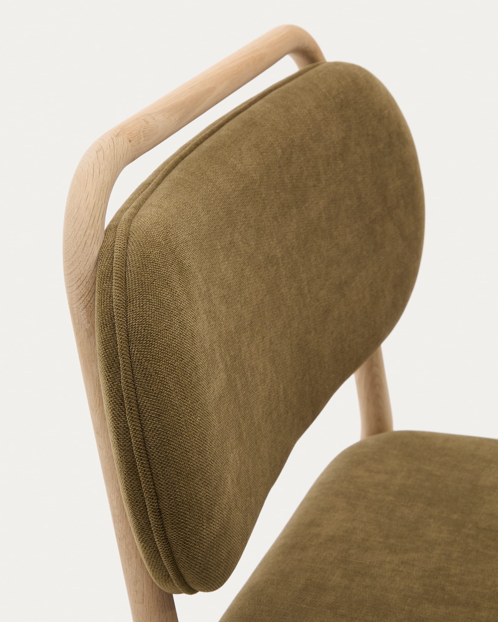 Helda armchair in green chenille and solid oak FSC Mix Credit