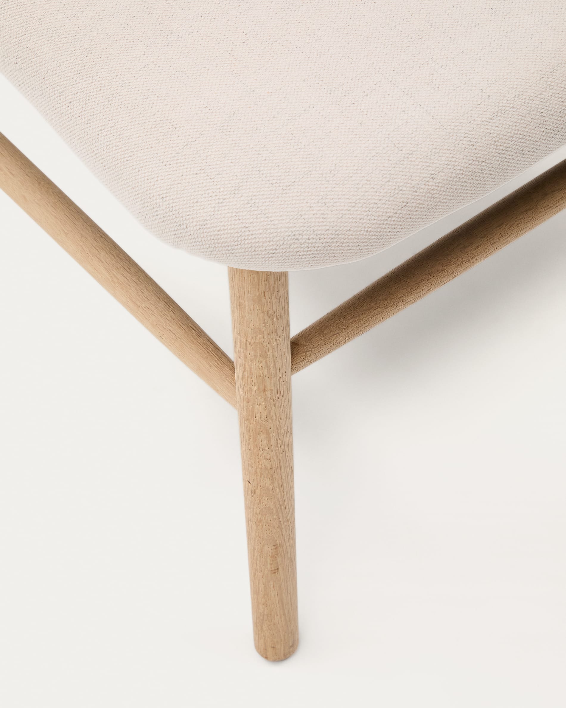 Helda armchair in beige chenille and solid oak FSC Mix Credit