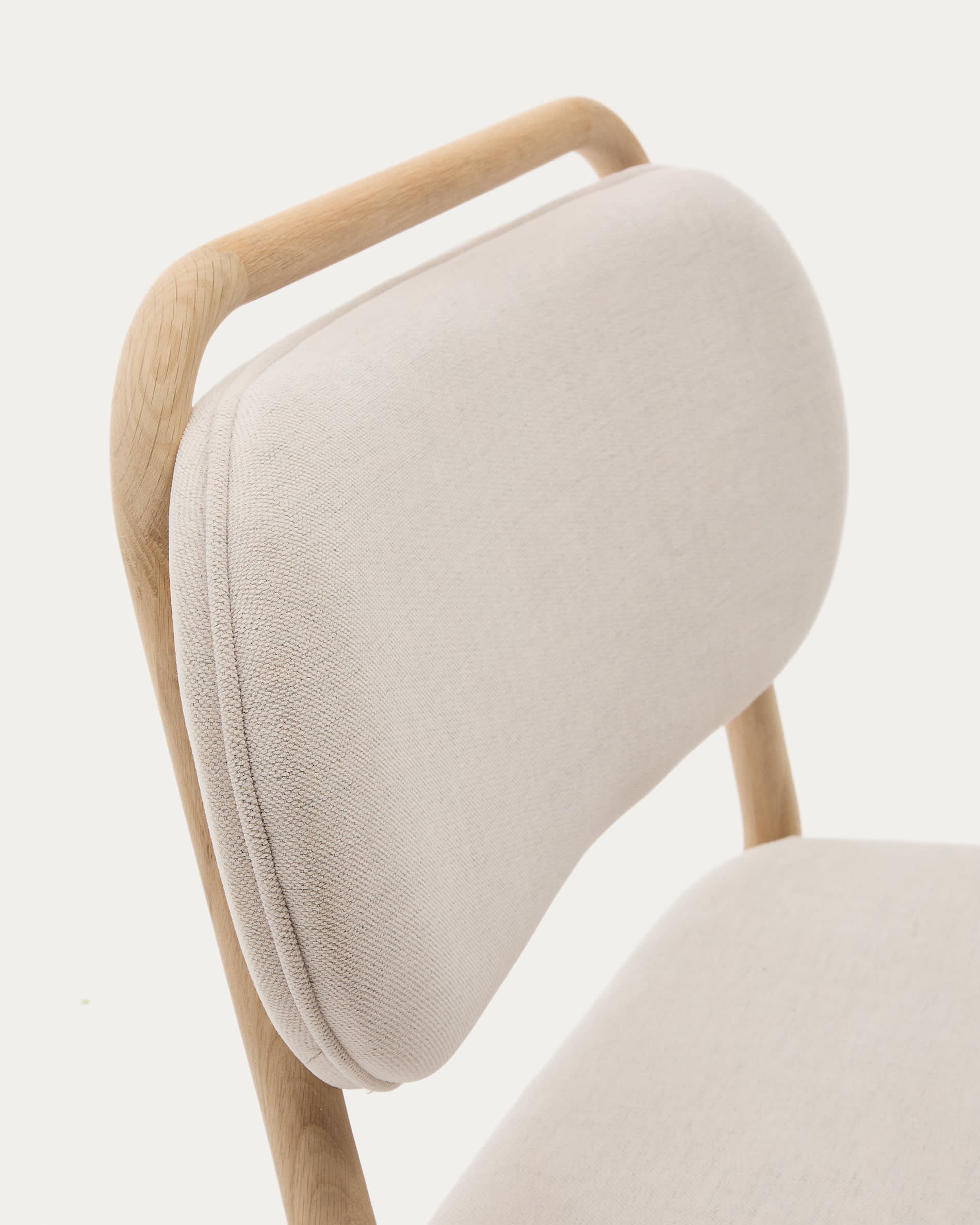 Helda armchair in beige chenille and solid oak FSC Mix Credit