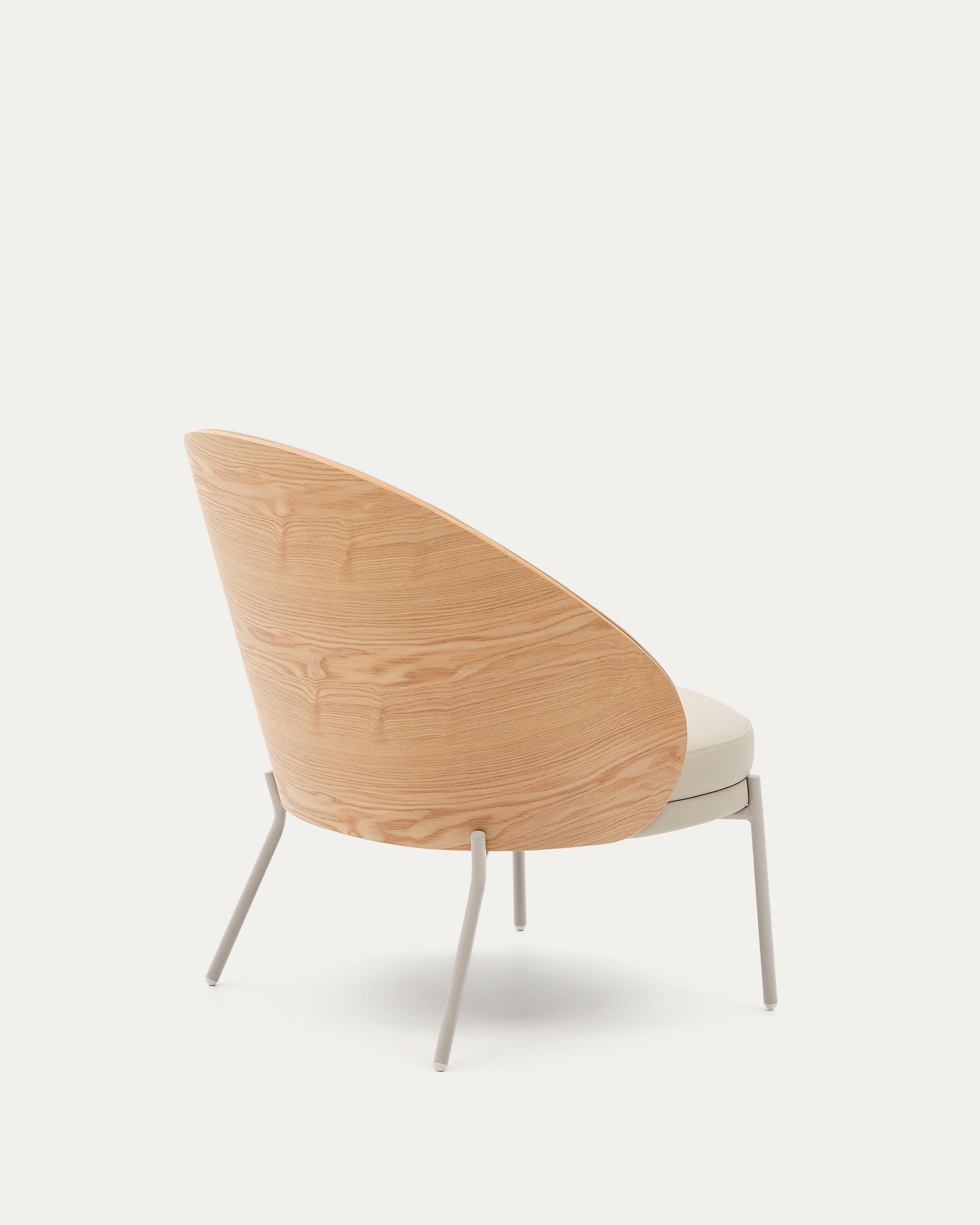 Eleganter Eamy Sessel: Beiges Kunstleder, Nussbaum-Eschenfurnier, Metallakzente – Perfekt für modernes Wohnen.