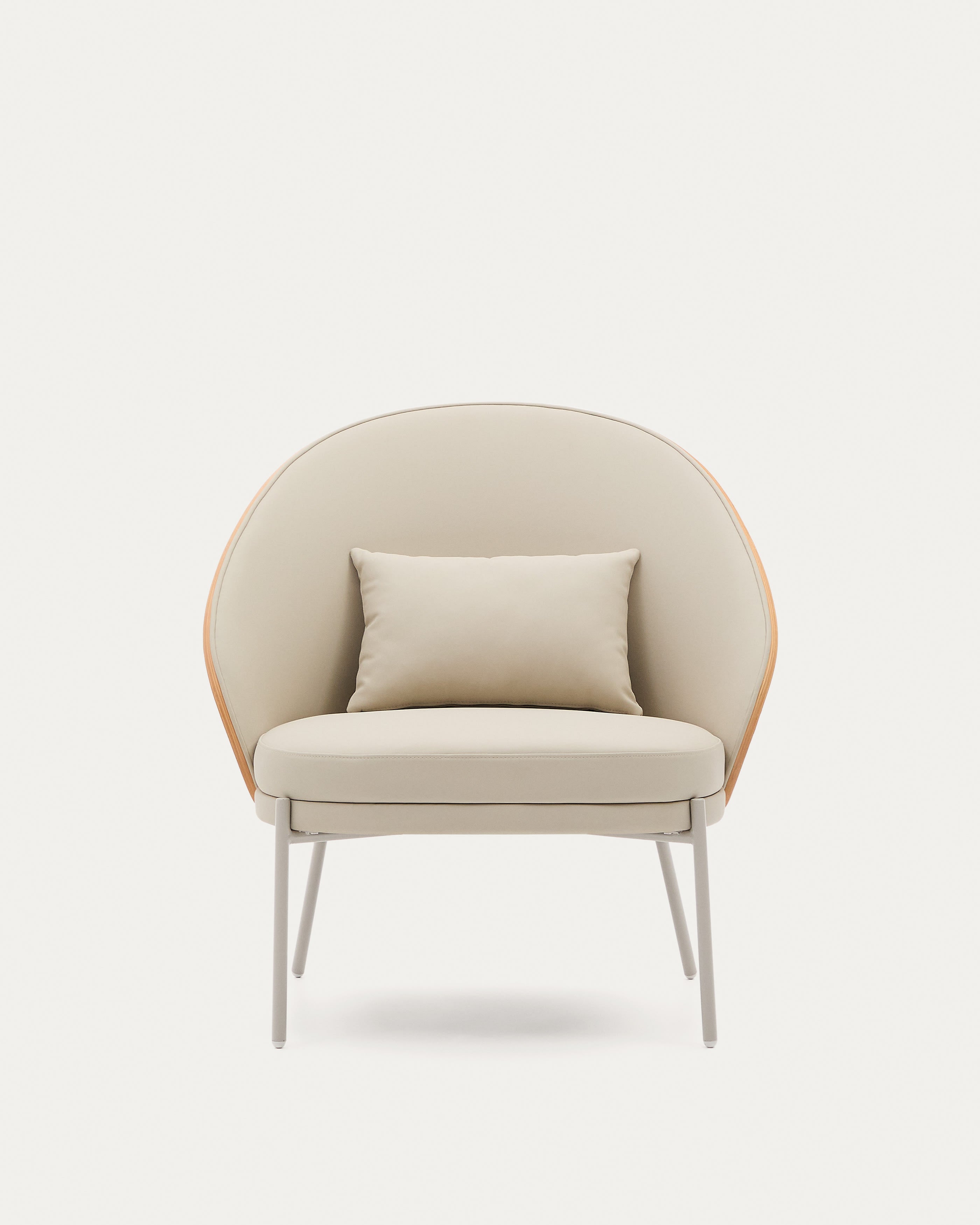 Eleganter Eamy Sessel: Beiges Kunstleder, Eschenholz in Nussbaum-Finish, Metallakzente – modernes Design und Komfort.