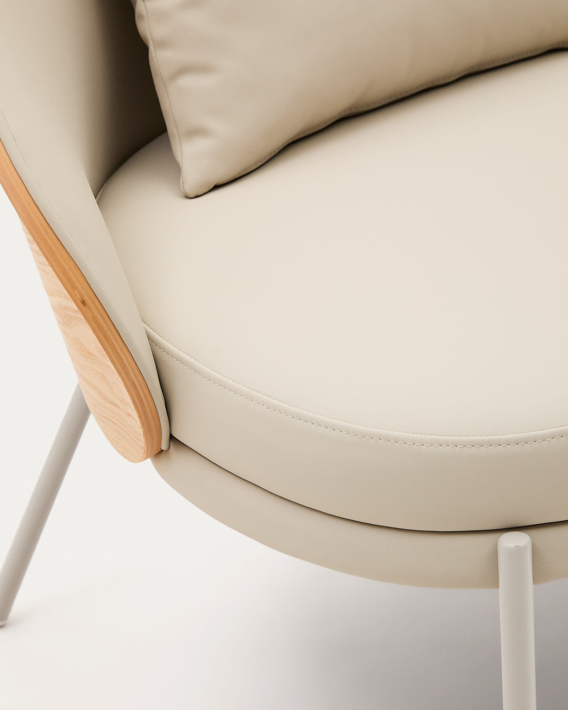 Eleganter Eamy Sessel: Beiges Kunstleder, Nussbaum-Eschenfurnier, Metallakzente – Modernes Design und hoher Komfort.