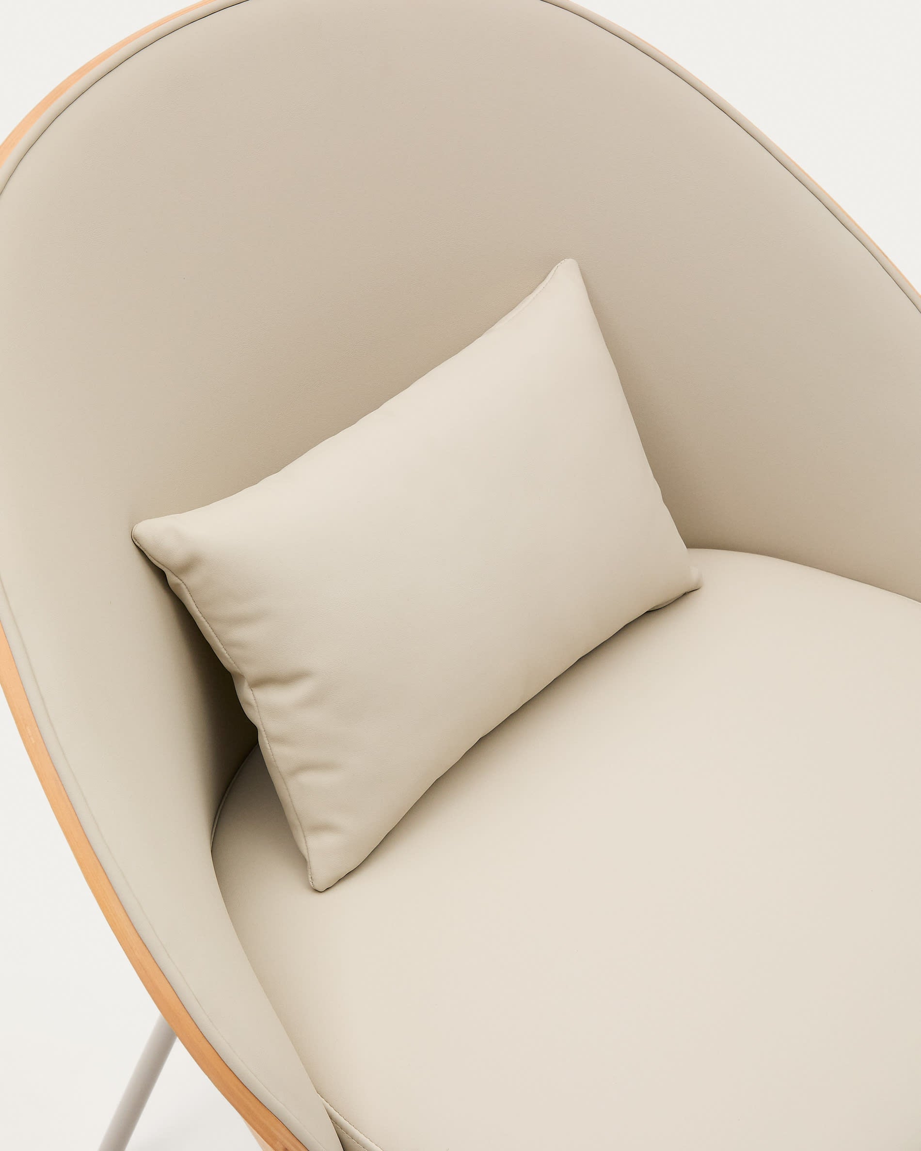 Eleganter Eamy Sessel: Beiges Kunstleder, Eschenholz in Nussbaum-Finish, Metallakzente – Komfort und modernes Design.