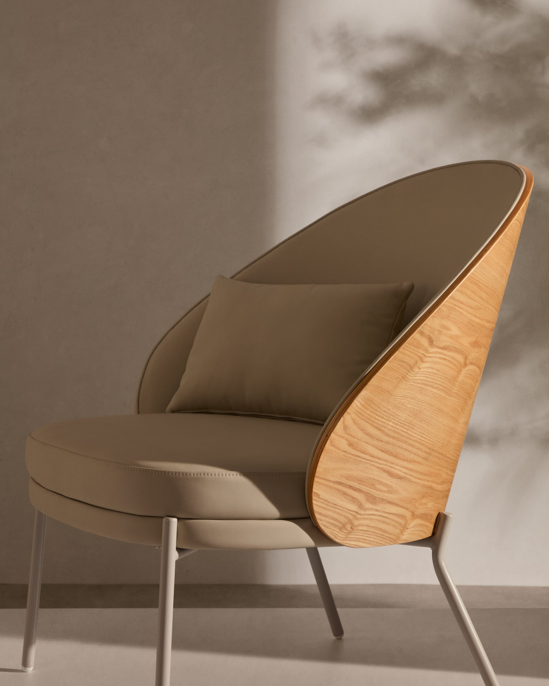 Moderner Eamy Sessel mit beigem Kunstleder, Nussbaum-Eschenfurnier und Metall, perfekt für elegante Wohnbereiche.