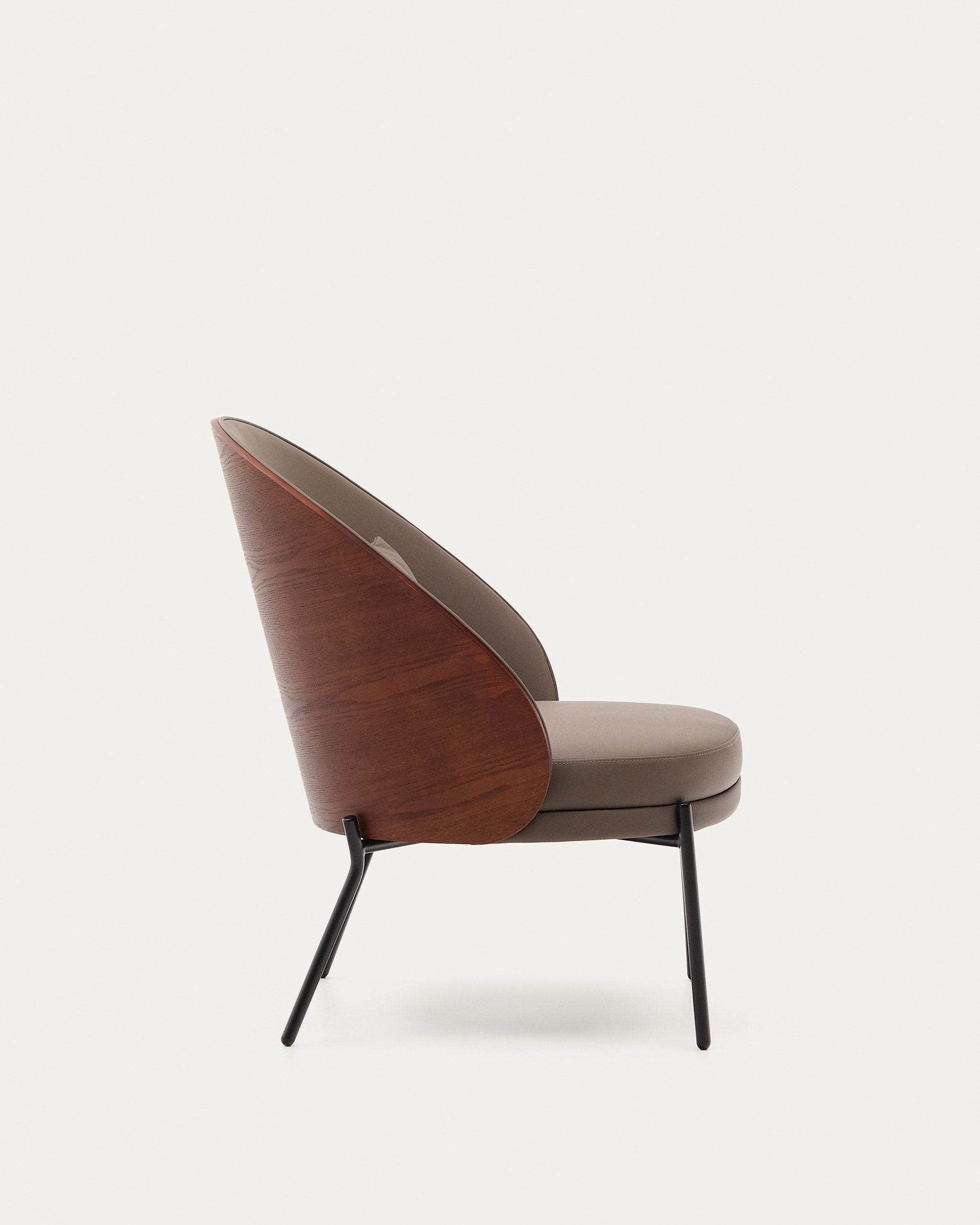 Eamy Sessel: Stilvolles Design mit braunem Kunstleder, Nussbaum-Eschenfurnier und schwarzem Metall – ideal für moderne Wohnräume.