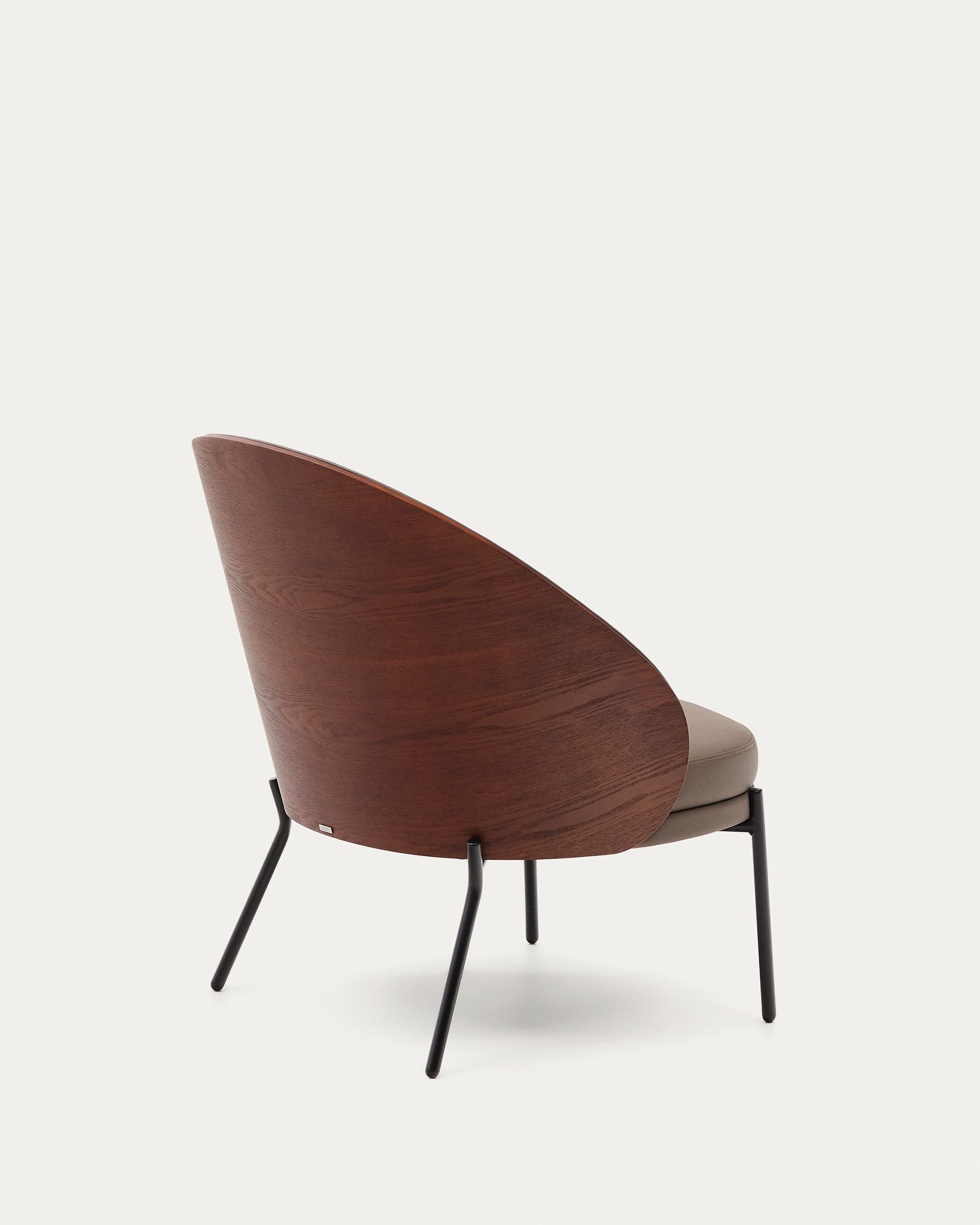 Eamy Sessel: Stilvolles Design mit braunem Kunstleder, Nussbaum-Eschenfurnier und schwarzem Metall – ideal für moderne Wohnräume.