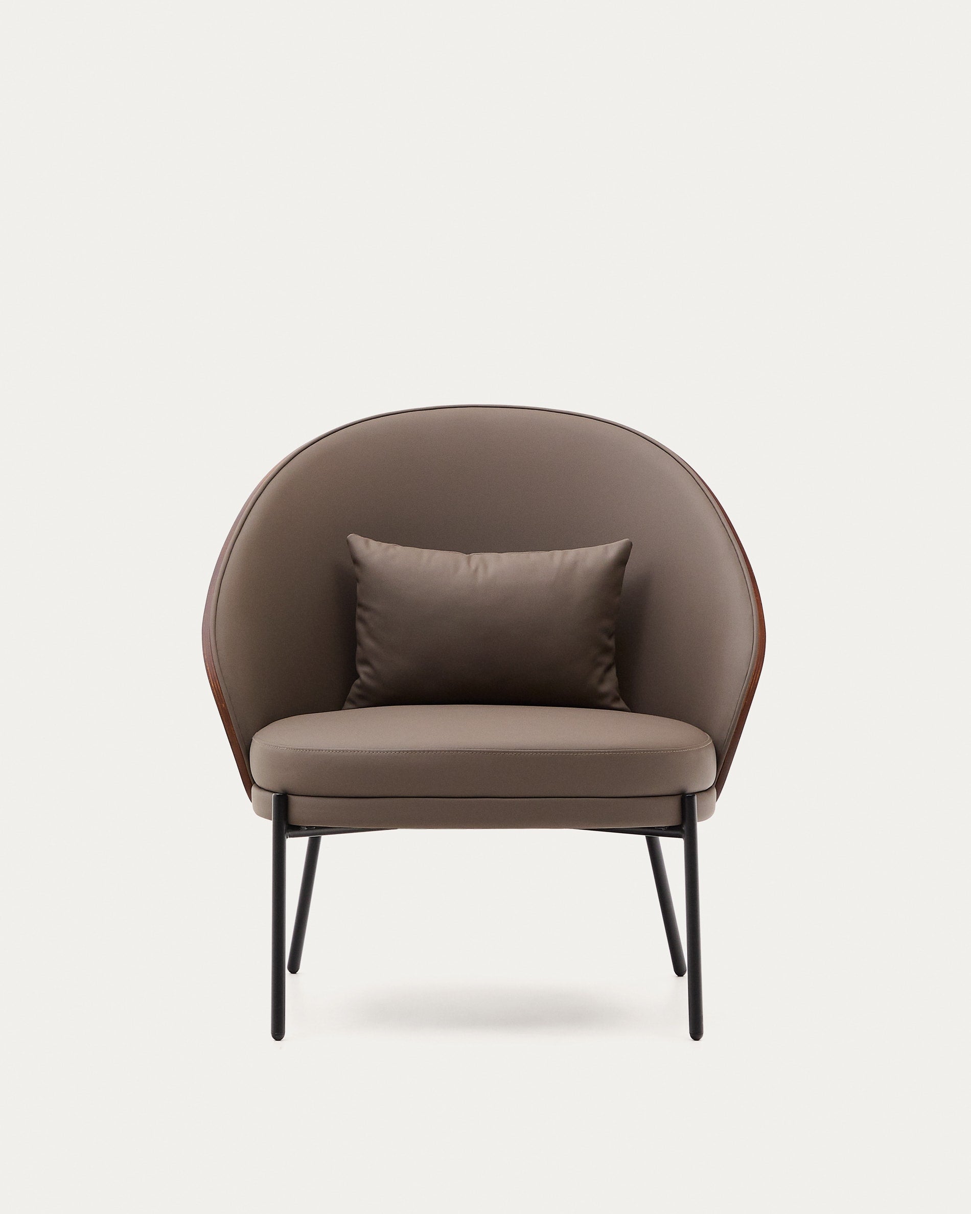 Eamy Sessel: Elegantes braunes Kunstleder, Nussbaum-Eschenfurnier und schwarzes Metall – perfekt für stilvolle und moderne Einrichtungen.