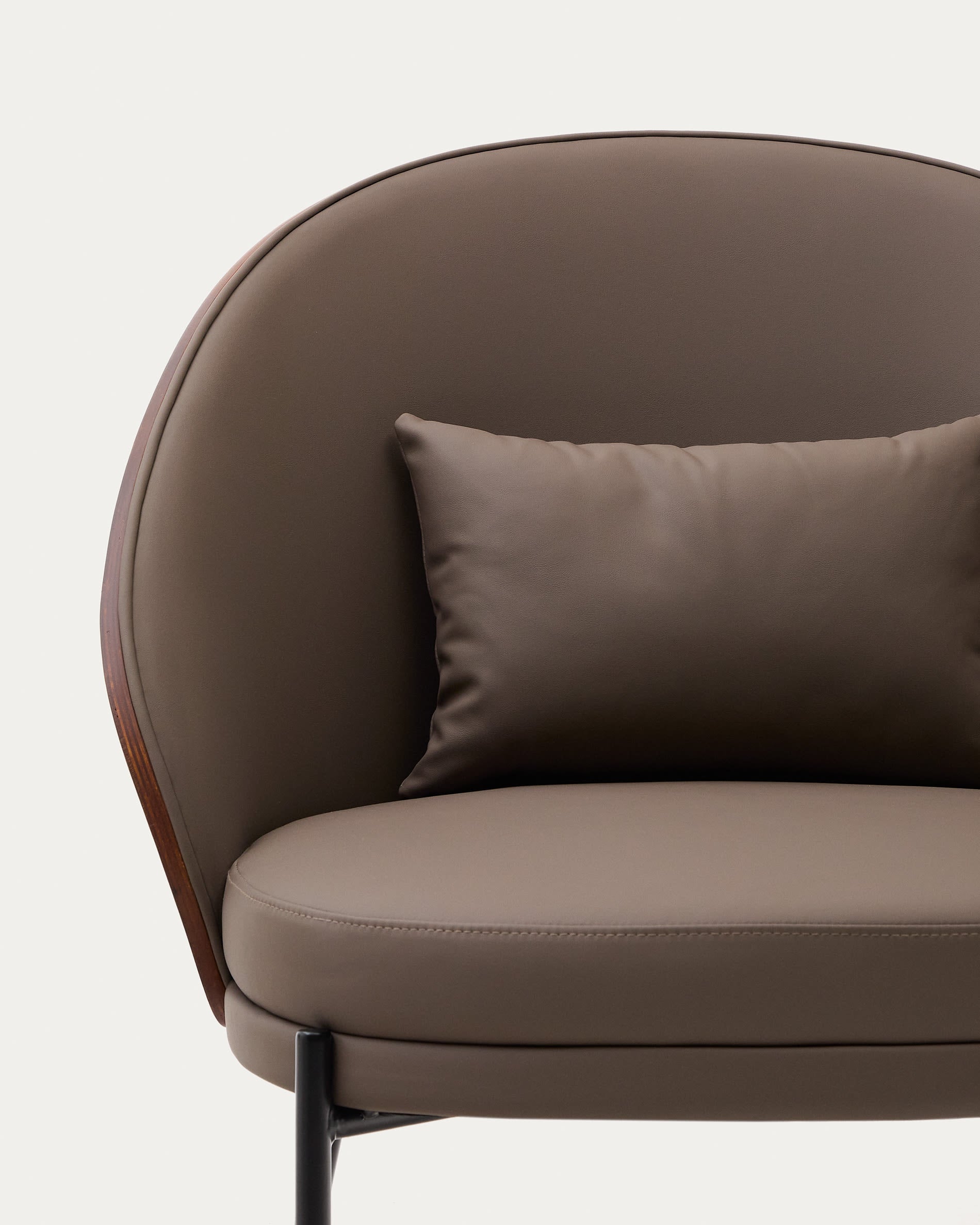 Eamy Sessel: Elegantes braunes Kunstleder, Nussbaum-Eschenfurnier und schwarzes Metall – perfekt für stilvolle und moderne Einrichtungen.
