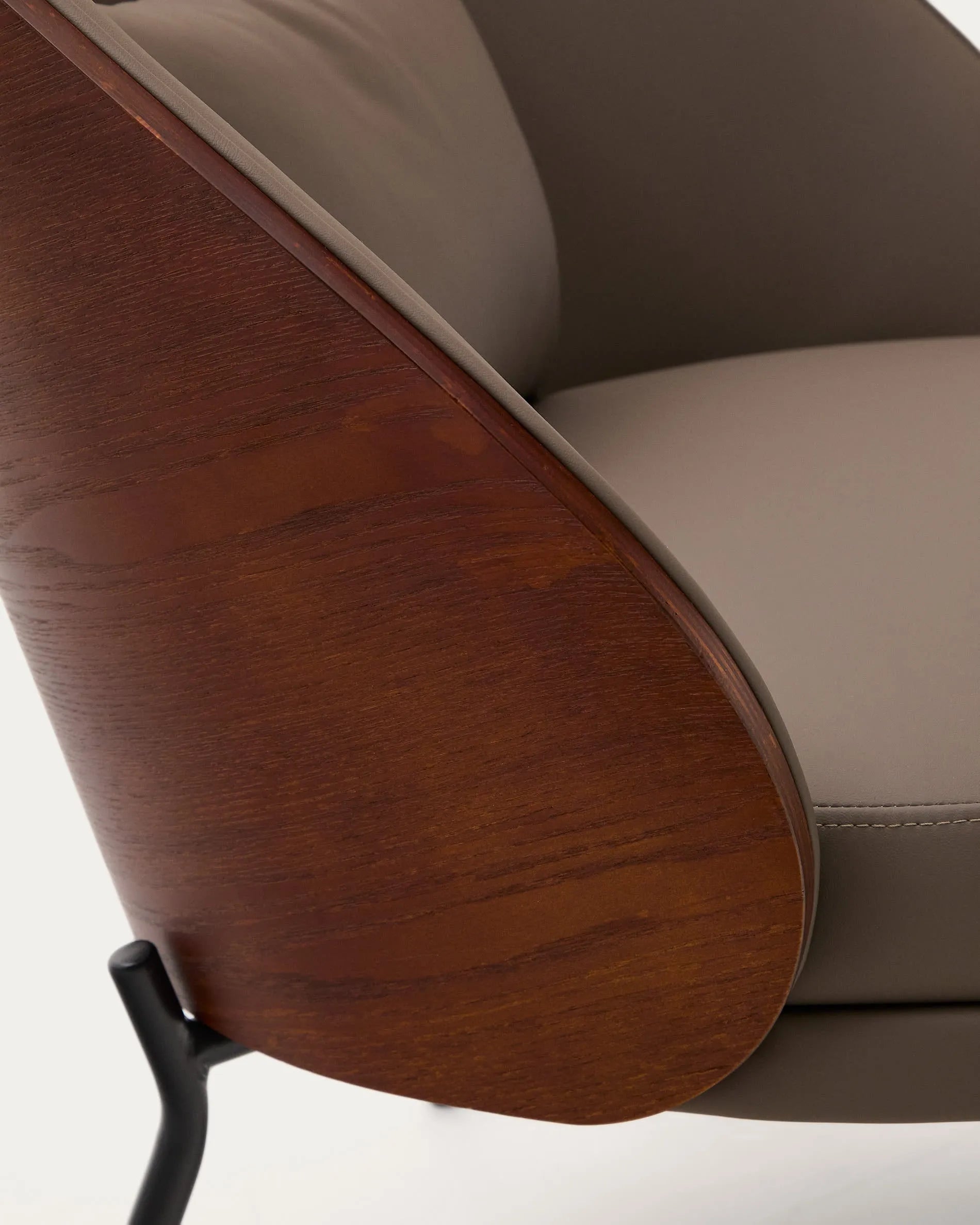 Eamy Sessel: Stilvolles Design mit braunem Kunstleder, Nussbaum-Eschenfurnier und schwarzem Metall – ideal für moderne Wohnräume.