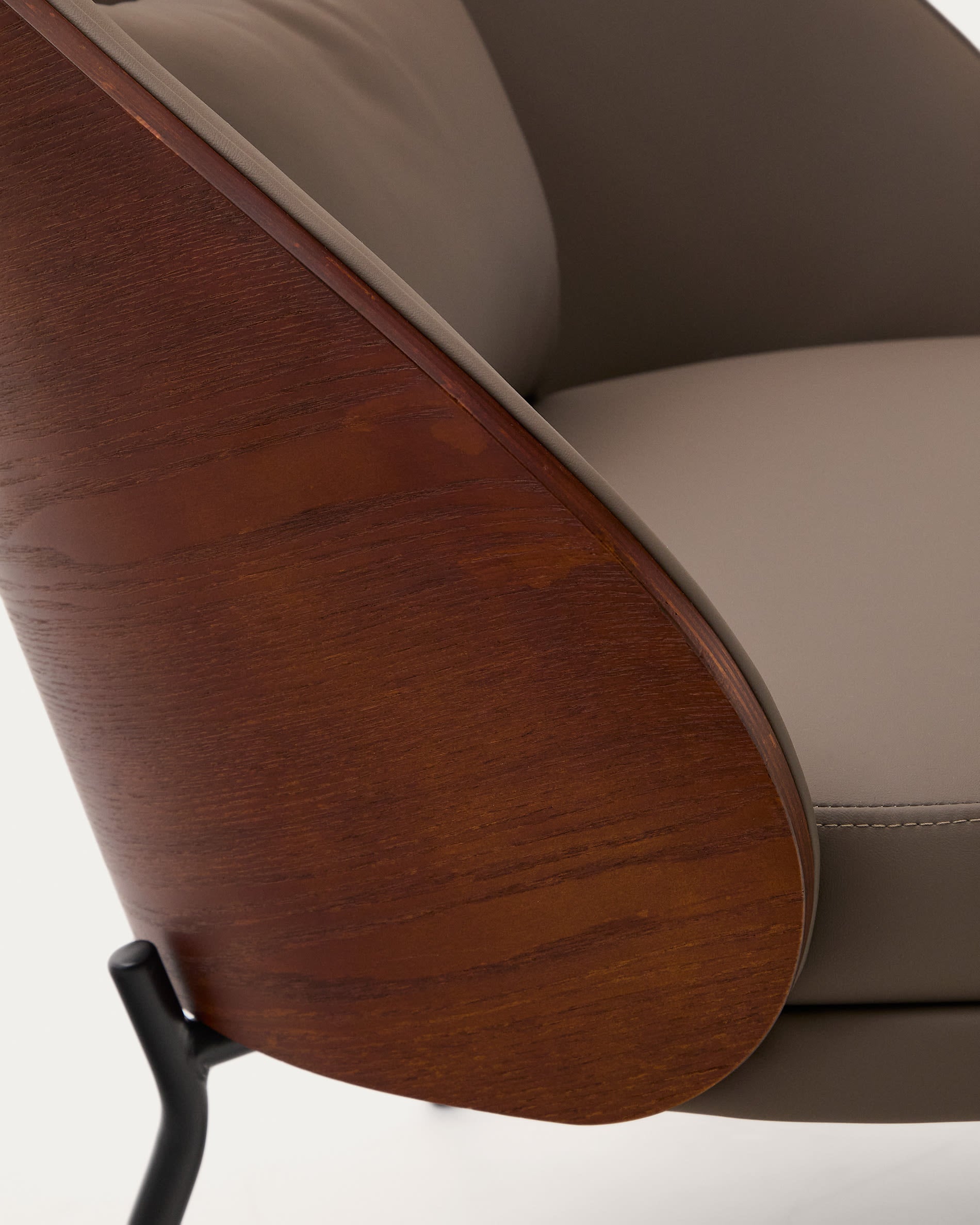 Eamy Sessel: Elegantes braunes Kunstleder, Nussbaum-Eschenfurnier und schwarzes Metall – perfekt für stilvolle und moderne Einrichtungen.