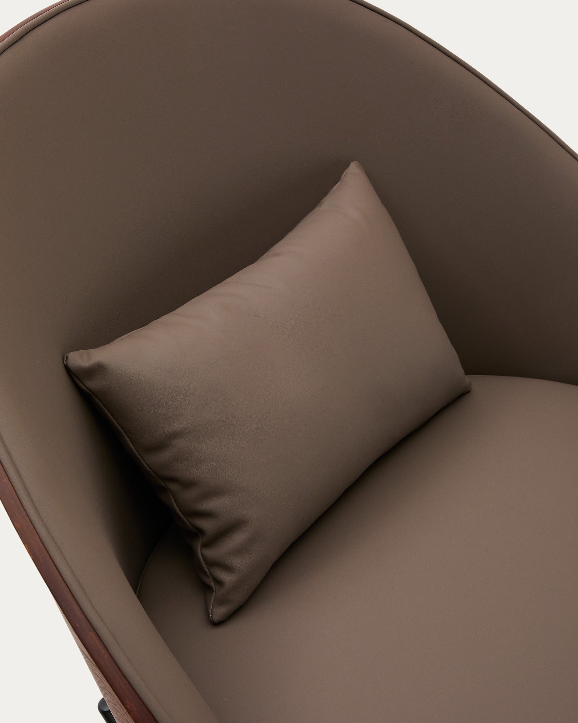 Eamy Sessel: Stilvolles Design mit braunem Kunstleder, Nussbaum-Eschenfurnier und schwarzem Metall – ideal für moderne Wohnräume.