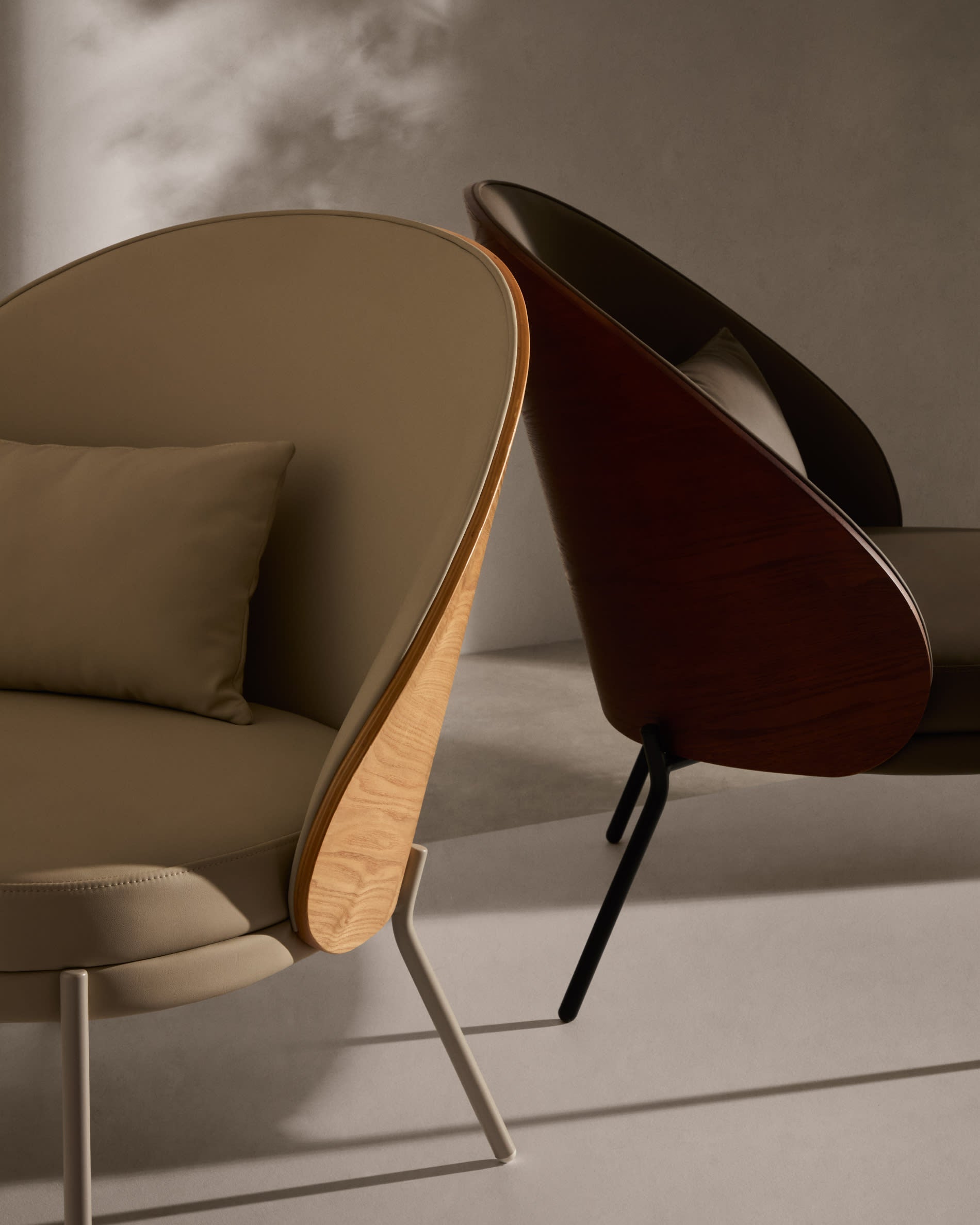 Eleganter Eamy Sessel: braunes Kunstleder, Eschenfurnier in Nussbaum-Finish, schwarzes Metall – modernes Design für stilvolle Räume.