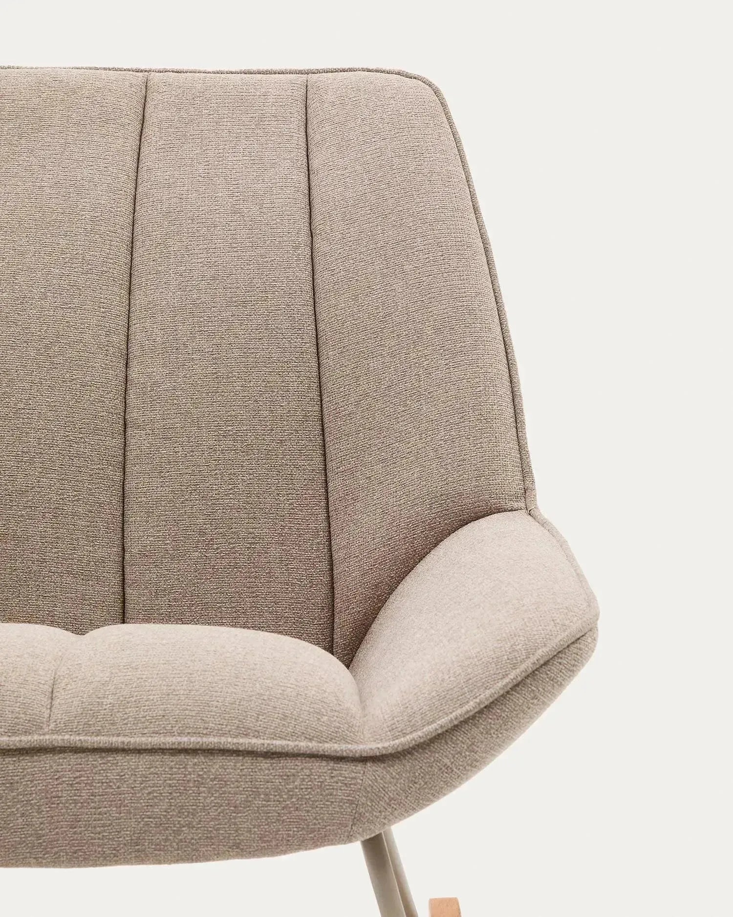 Moderner Schaukelstuhl Marlina mit weichem Chenille-Stoff in Beige und stabilem grauem Metallgestell, ideal für stilvolles Wohnen.