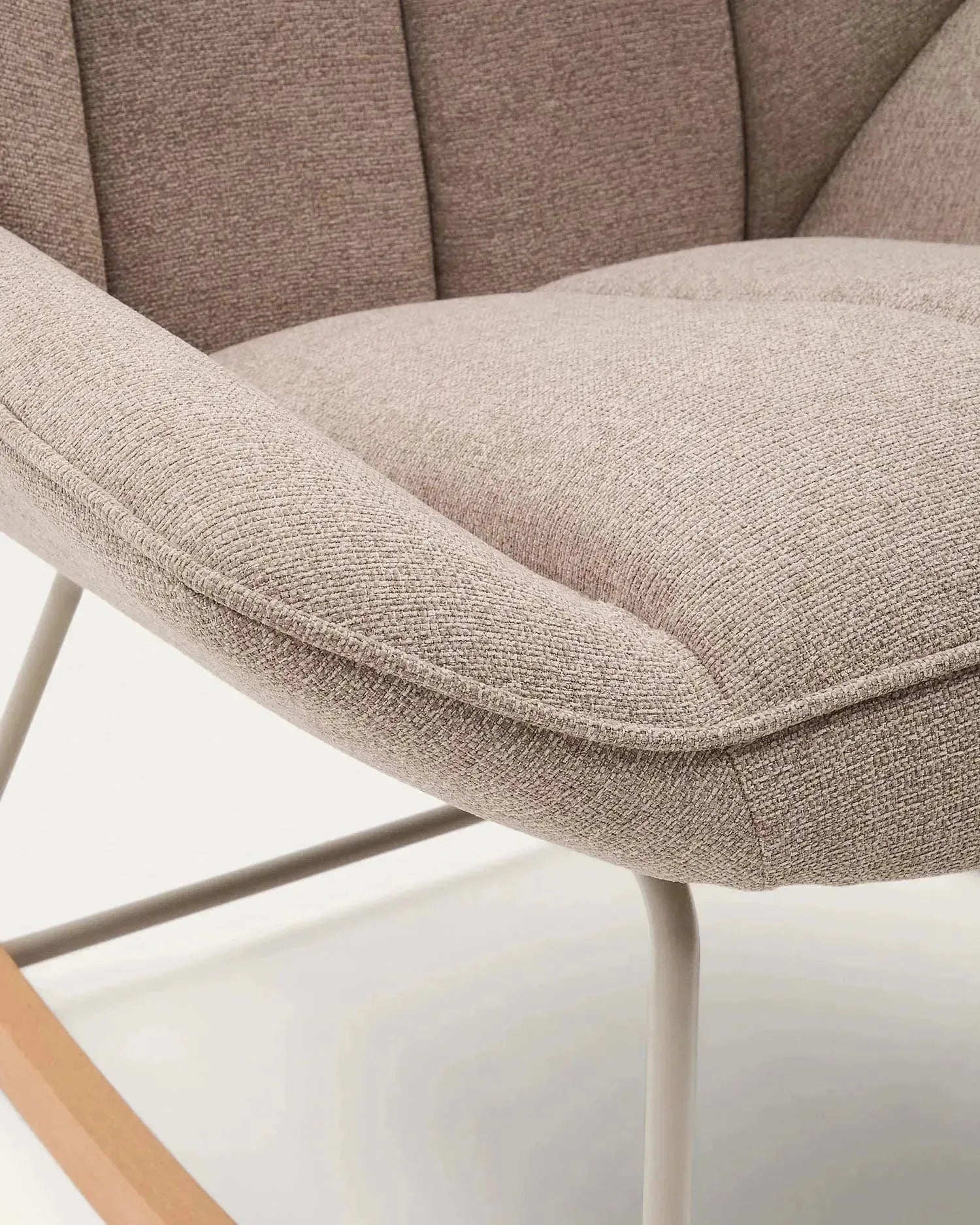 Moderner Schaukelstuhl Marlina mit weichem Chenille-Stoff in Beige und stabilem grauem Metallgestell, ideal für stilvolles Wohnen.