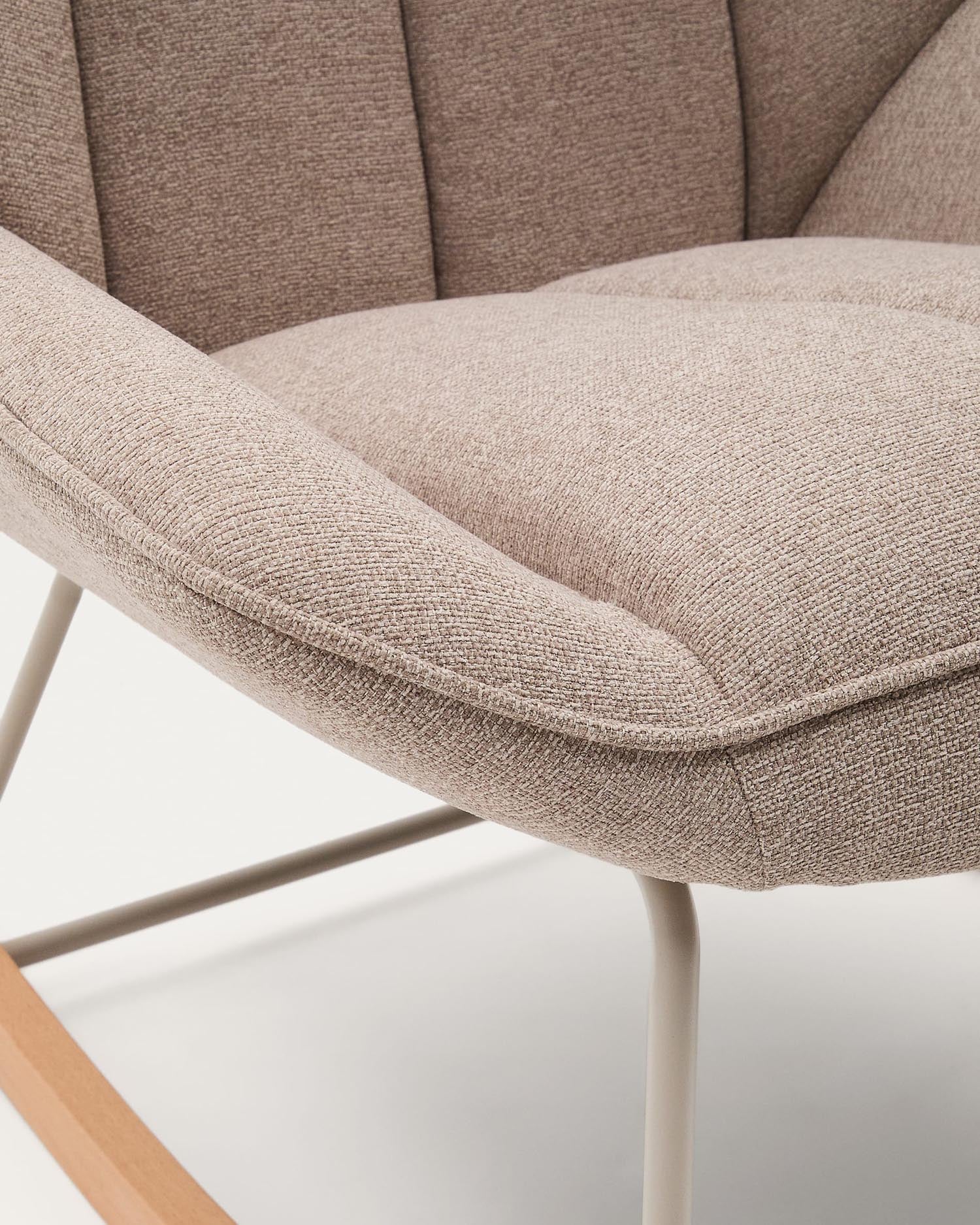 Der Schaukelstuhl Marlina vereint stilvollen Chenille-Stoff in Beige mit einem robusten Metallgestell in Mattgrau und sorgt für entspannende Momente.