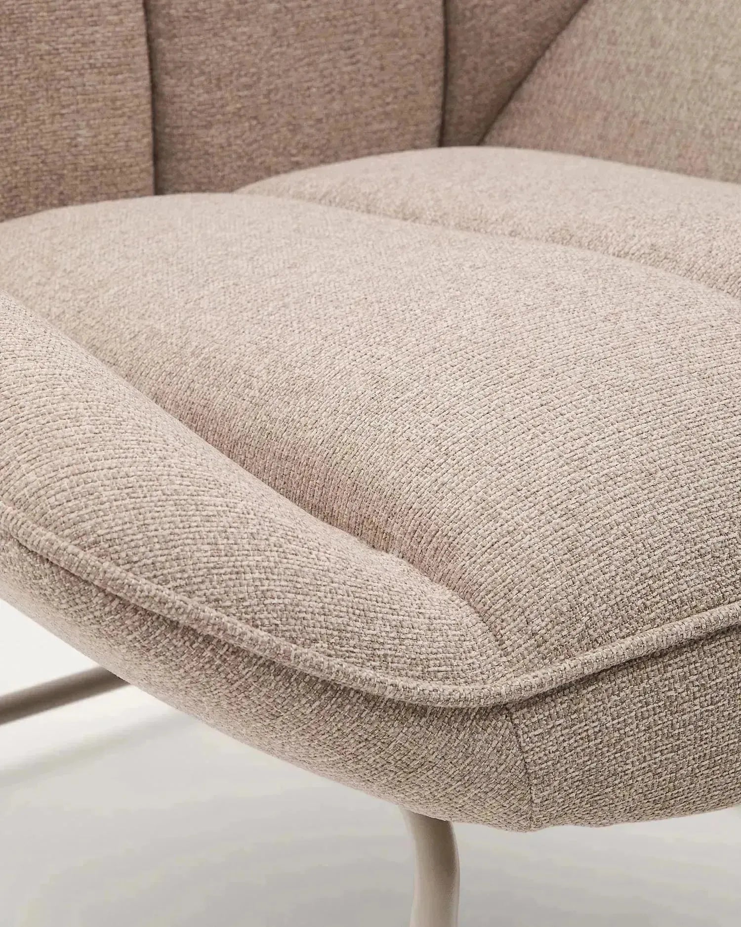 Moderner Schaukelstuhl Marlina mit weichem Chenille-Stoff in Beige und stabilem grauem Metallgestell, ideal für stilvolles Wohnen.