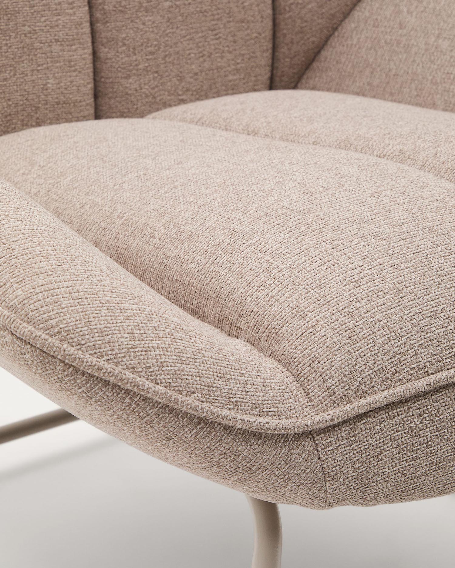 Der Schaukelstuhl Marlina kombiniert eleganten Chenille-Stoff in Beige mit einem stabilen, mattgrauen Metallgestell und bietet höchsten Komfort für entspannende Stunden.