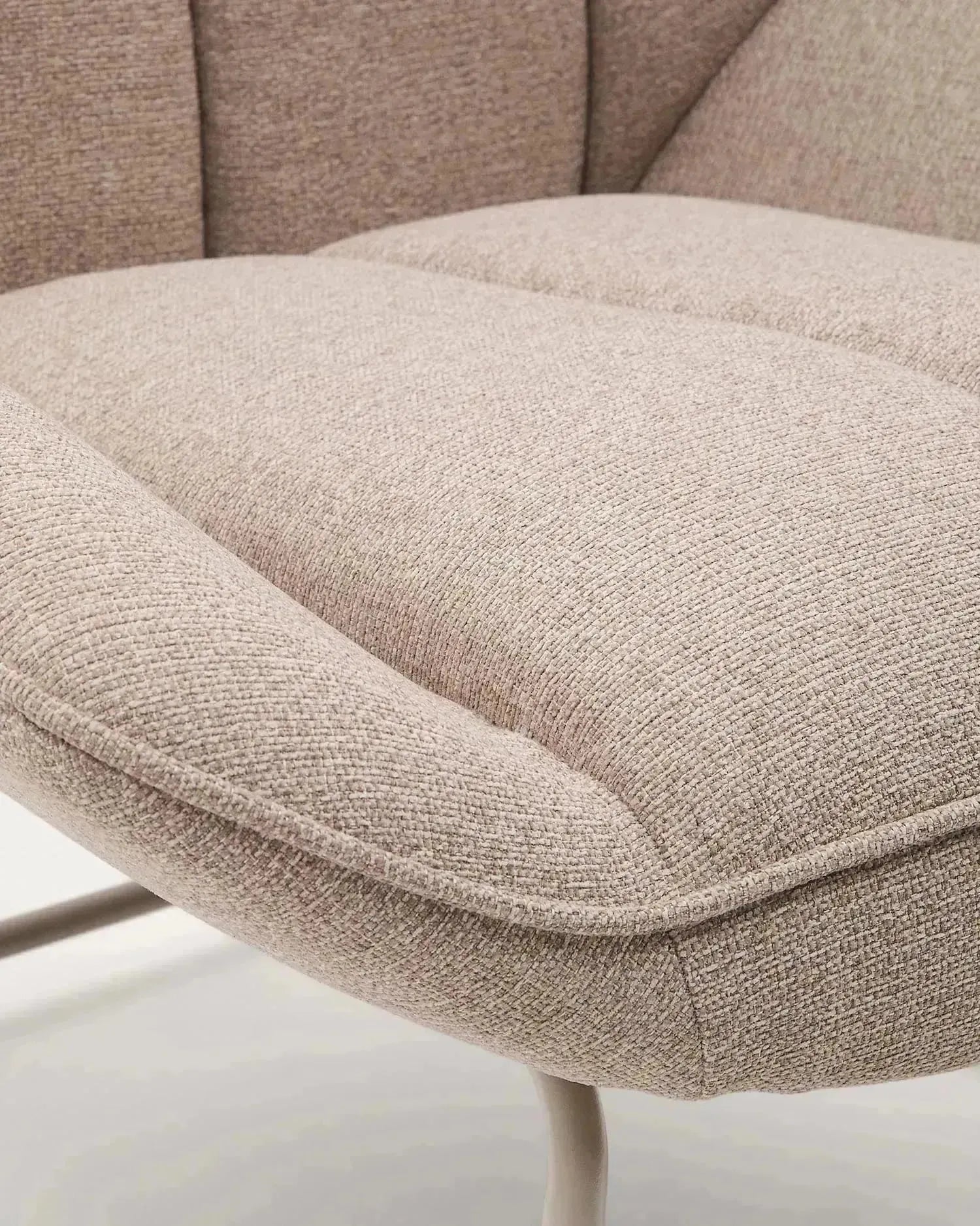 Moderner Schaukelstuhl Marlina mit weichem Chenille-Stoff in Beige und stabilem grauem Metallgestell, ideal für stilvolles Wohnen.