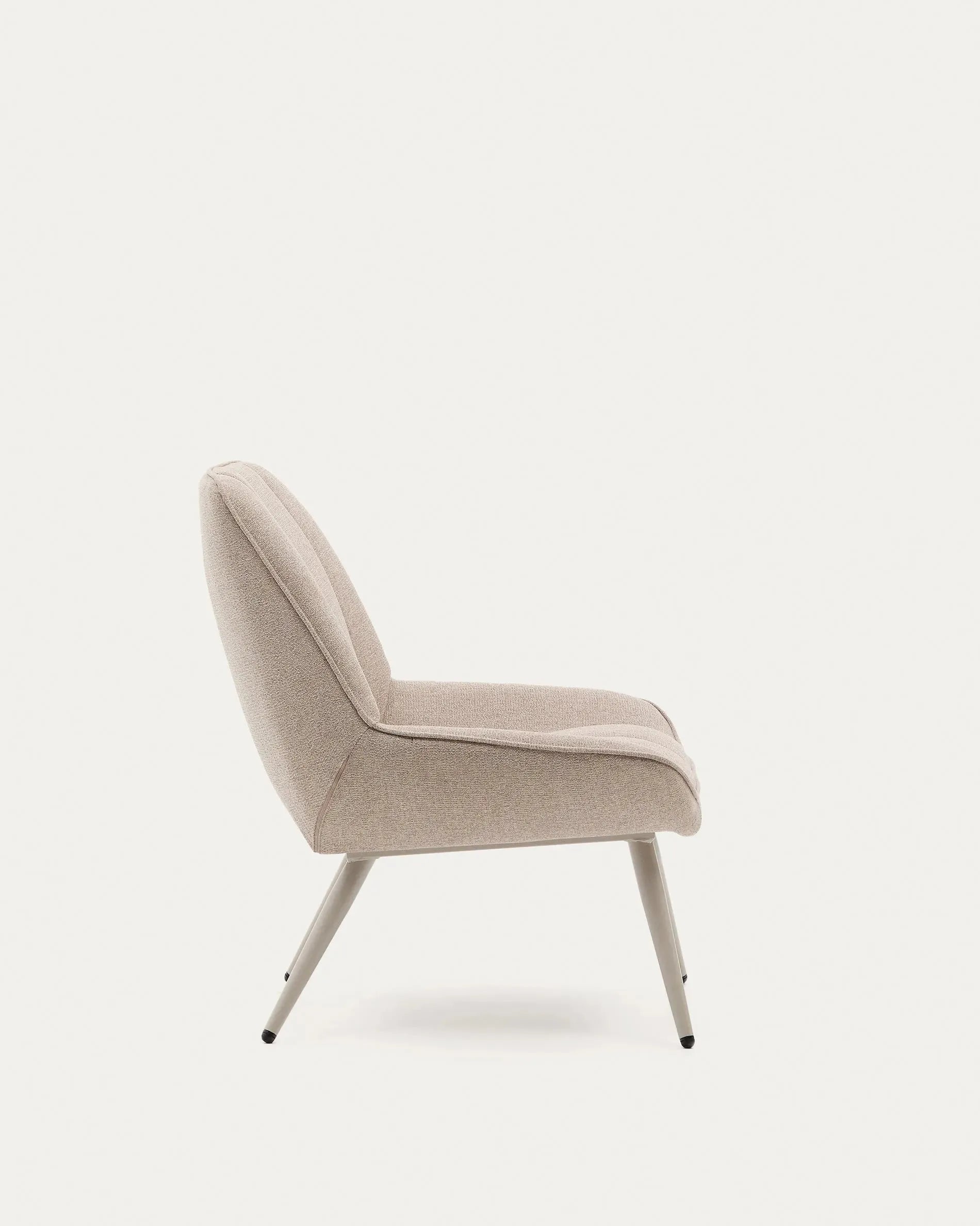 Moderner Sessel Marlina mit beige Chenille-Bezug und robusten, mattgrauen Stahlbeinen von Kave Home.