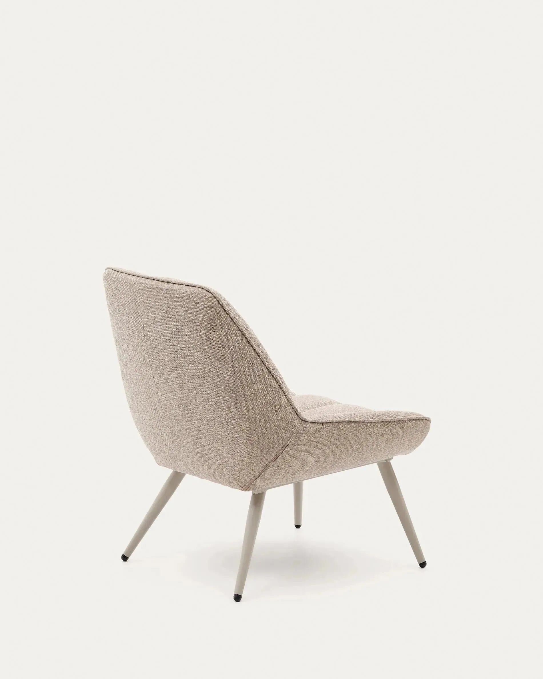 Moderner Sessel Marlina mit beige Chenille-Bezug und robusten, mattgrauen Stahlbeinen von Kave Home.