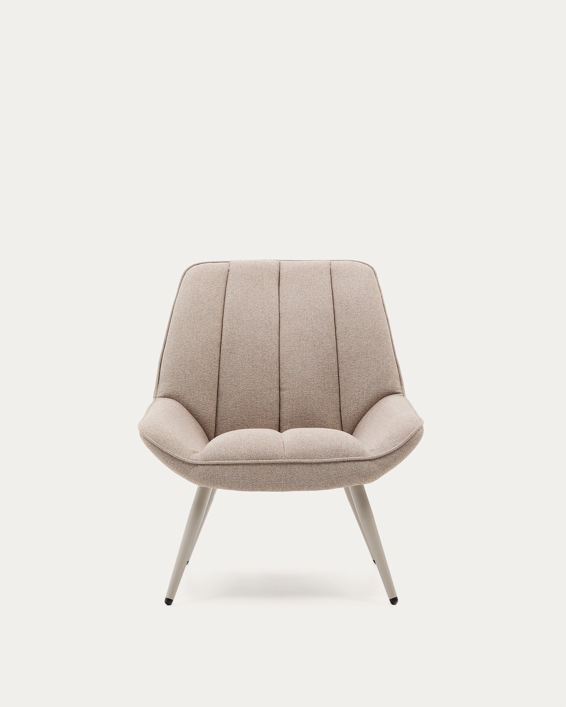 Eleganter Sessel Marlina mit weichem Chenille-Stoff in Beige und stabilen, mattgrauen Stahlbeinen von Kave Home.