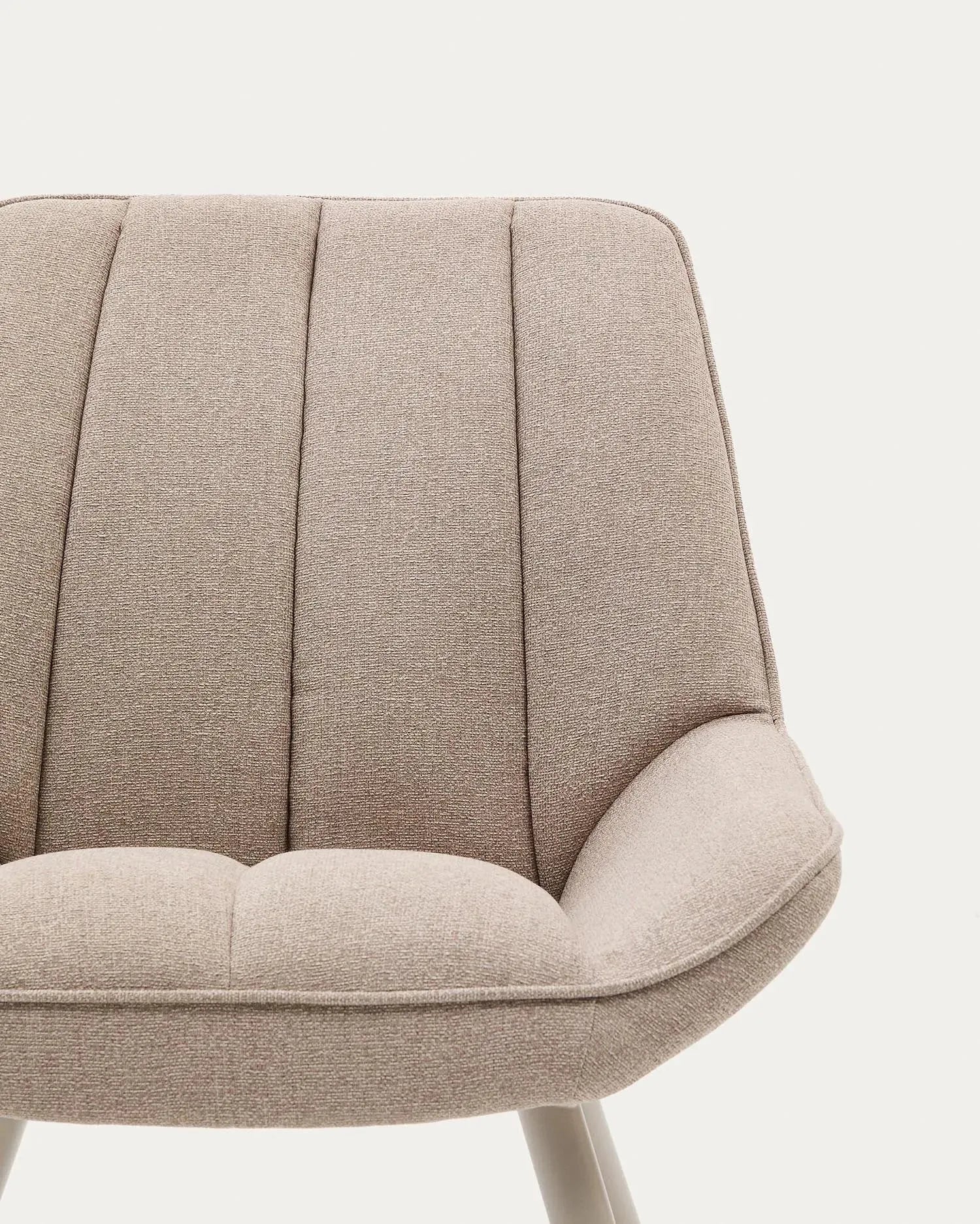 Eleganter Sessel Marlina mit weichem Chenille-Stoff in Beige und stabilen, mattgrauen Stahlbeinen von Kave Home.