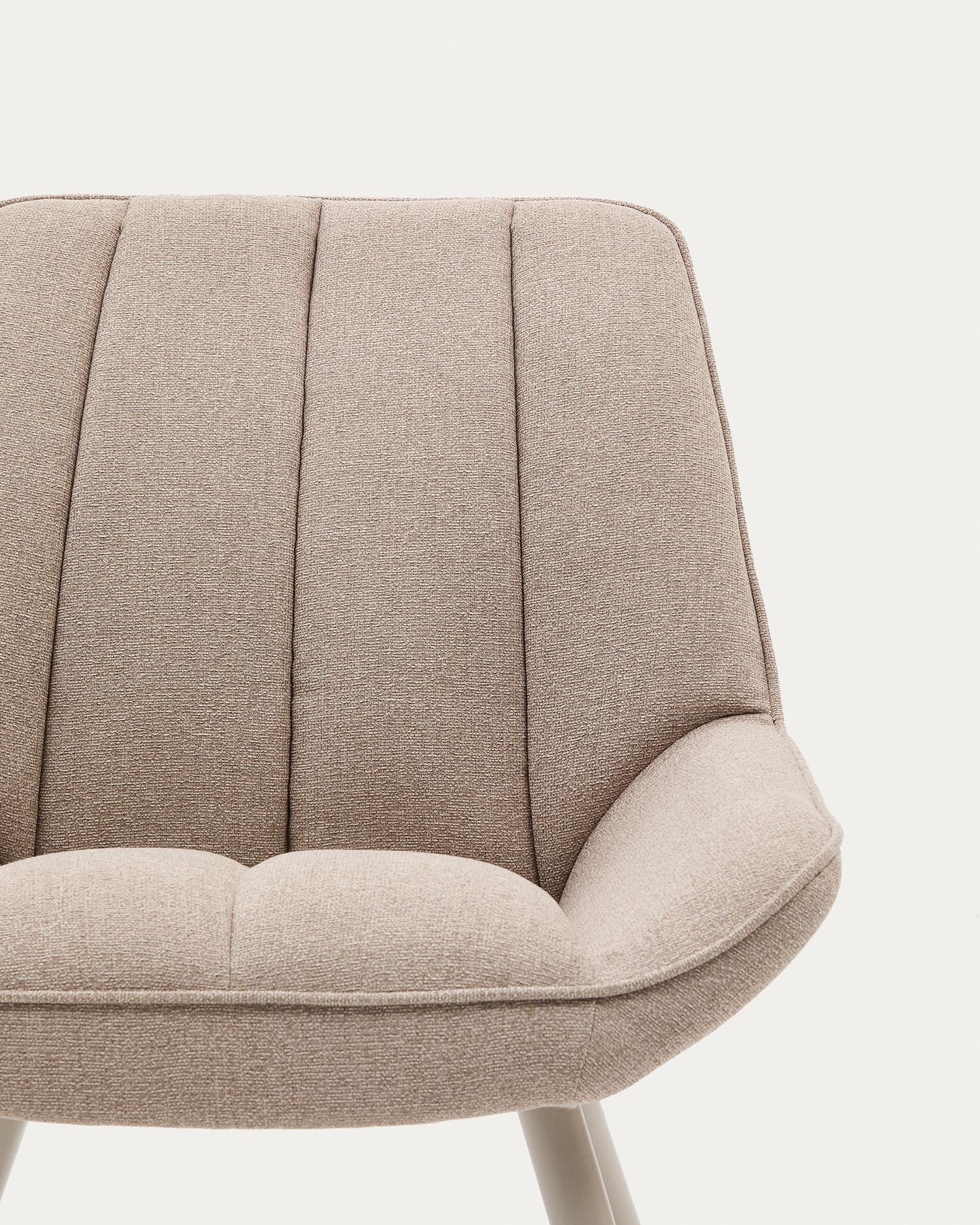 Stilvoller Sessel Marlina aus luxuriösem Chenille in Beige, kombiniert mit robusten, mattgrauen Stahlbeinen für modernes Wohnen.